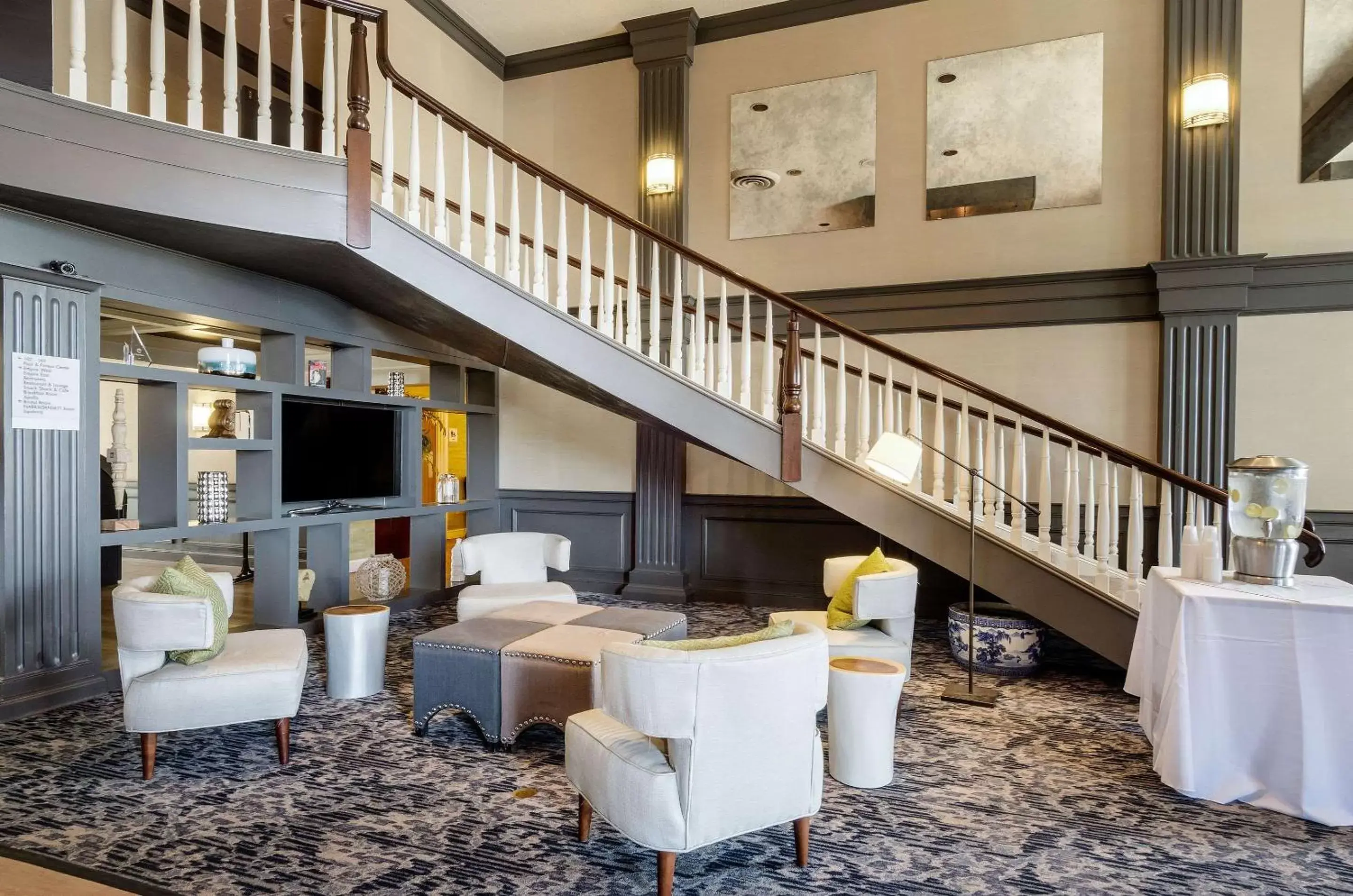 Lobby or reception, Lounge/Bar in Clarion Hotel Seekonk - Providence