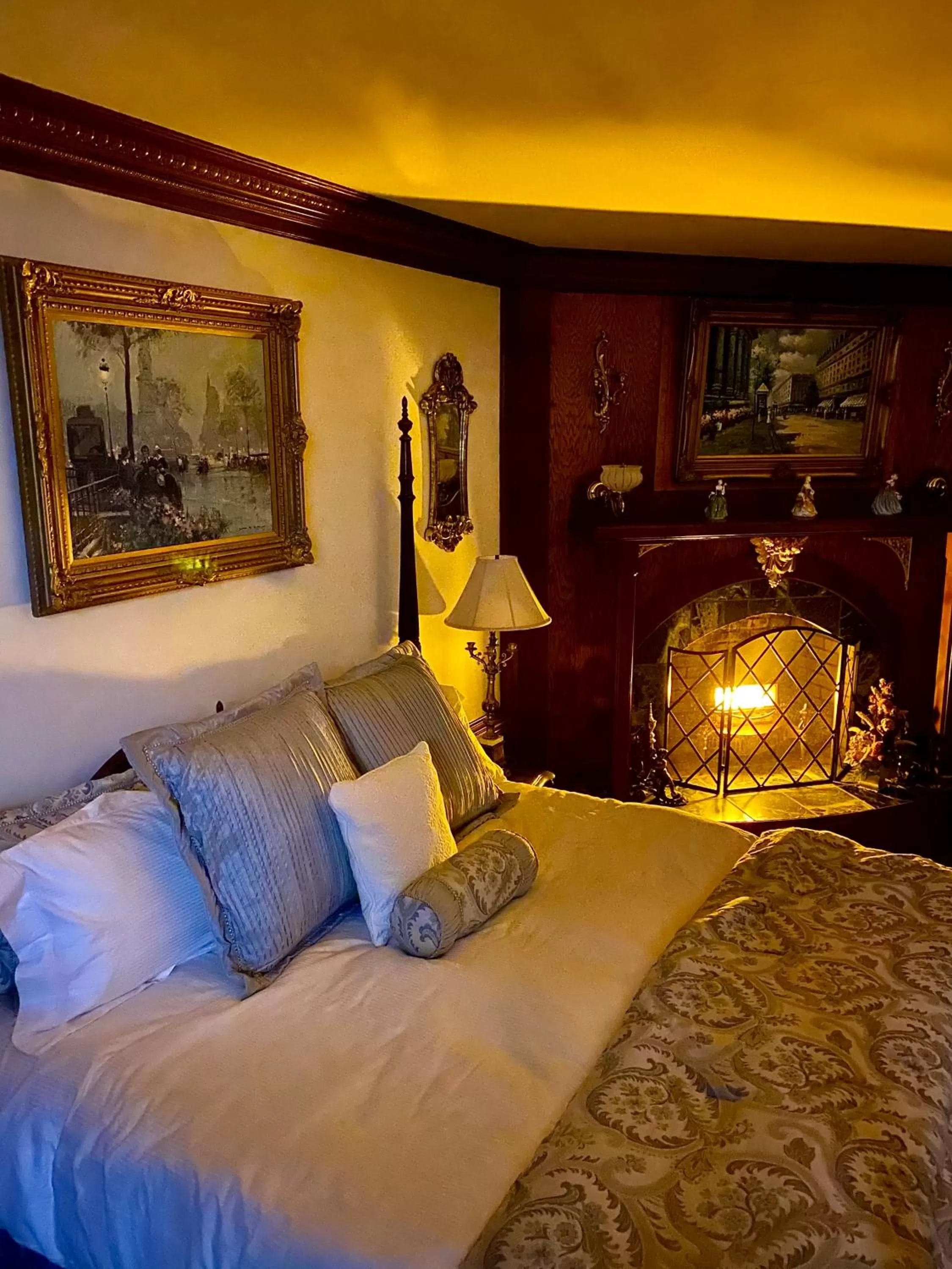 Bed in Hogan House Bed and Breakfast at Rose Hill