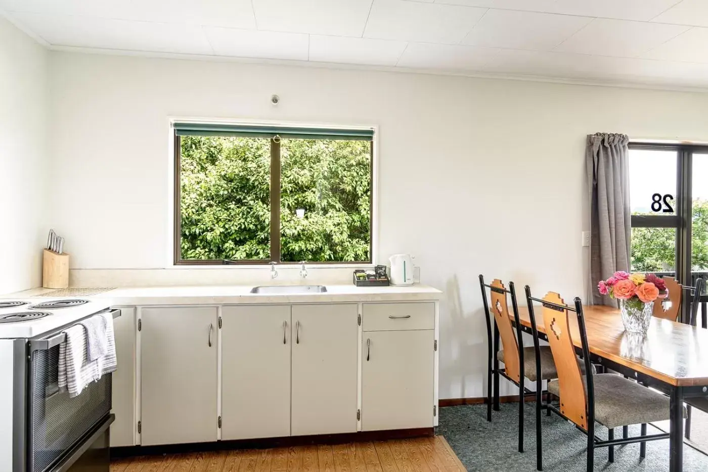 Coffee/tea facilities, Kitchen/Kitchenette in Motueka Garden Motel