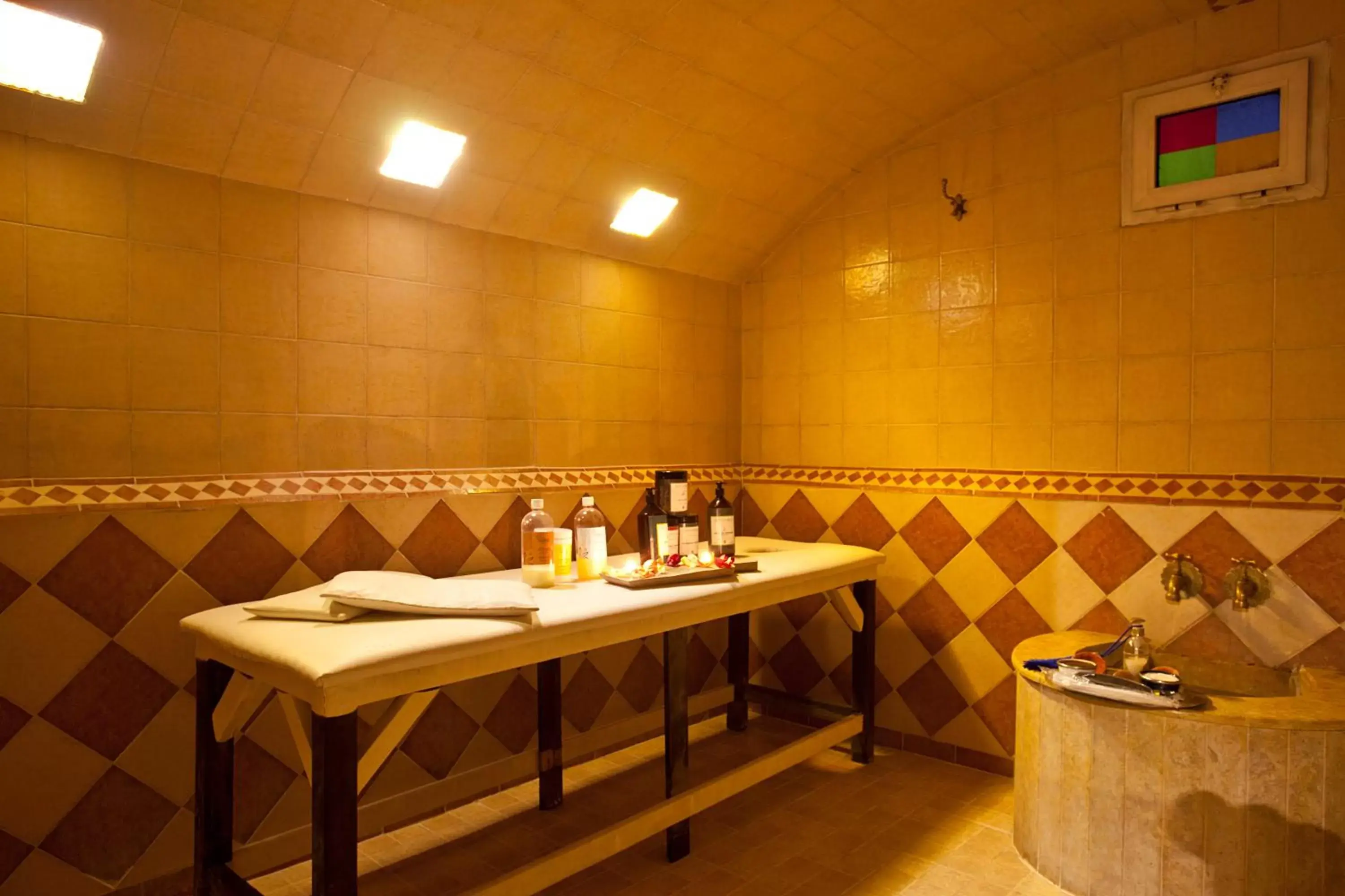 Steam room, Bathroom in Amani Hotel Suites & Spa