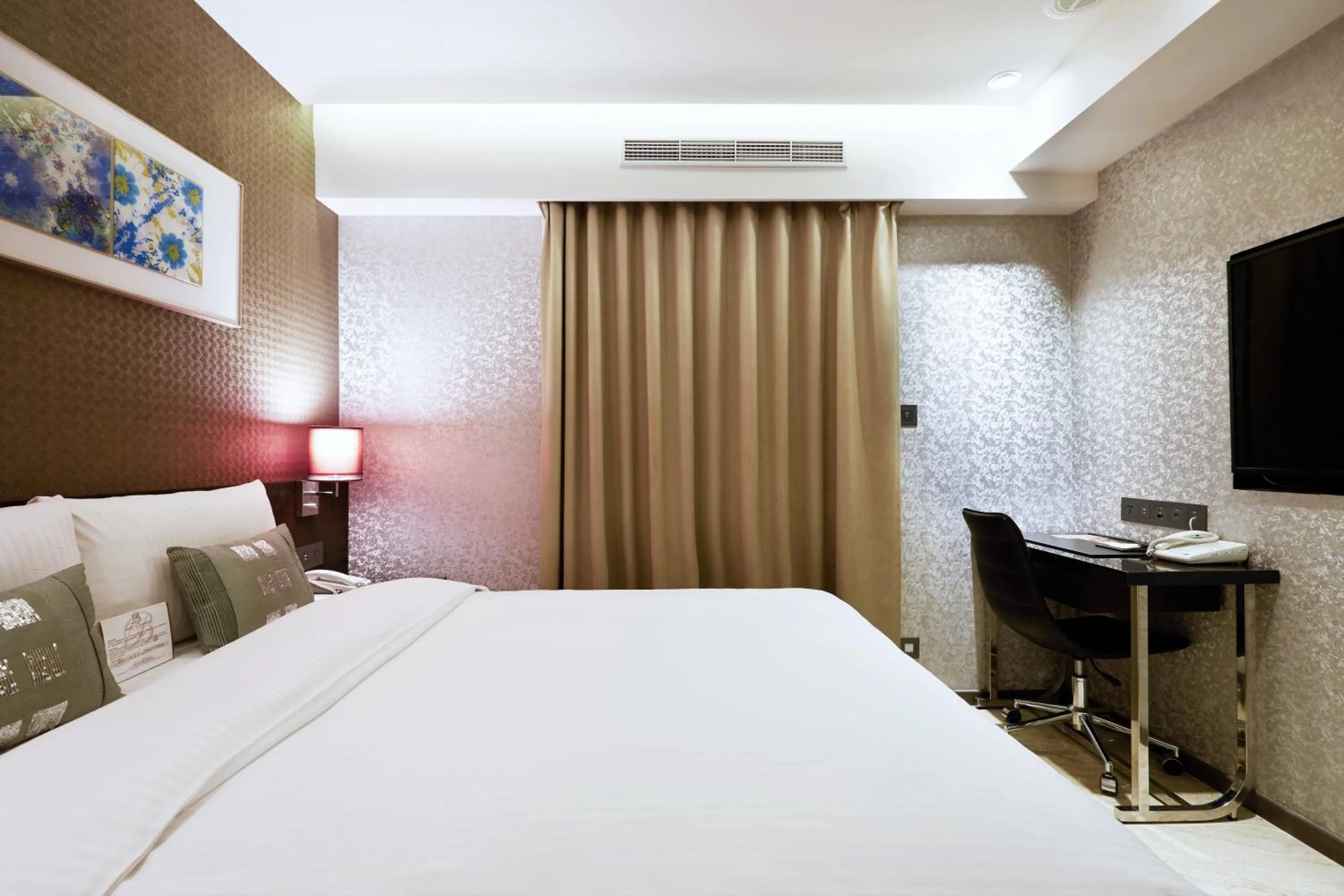 Bedroom, Bed in Beauty Hotels Taipei - Hotel Bfun