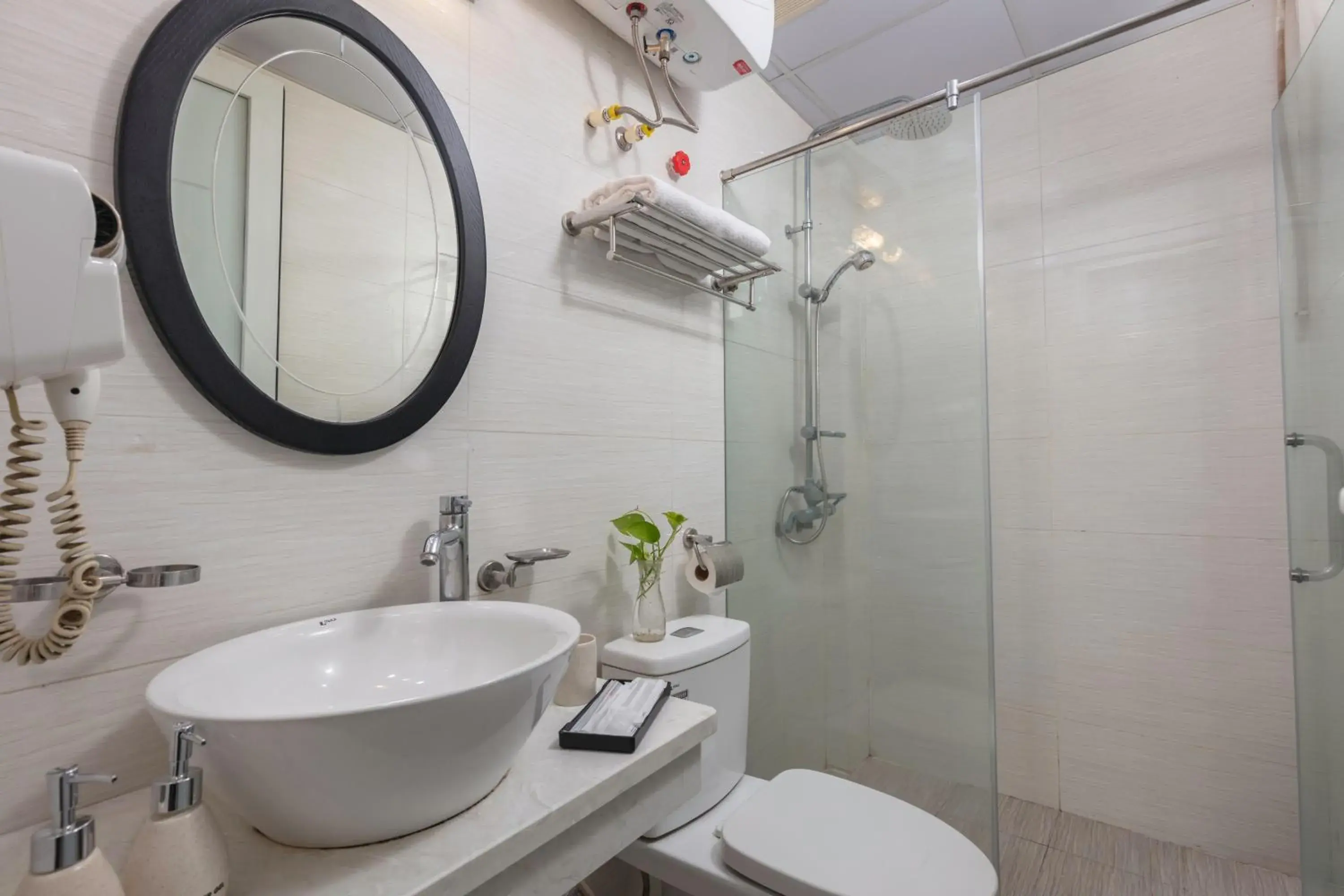 Shower, Bathroom in Queen Light Hotel