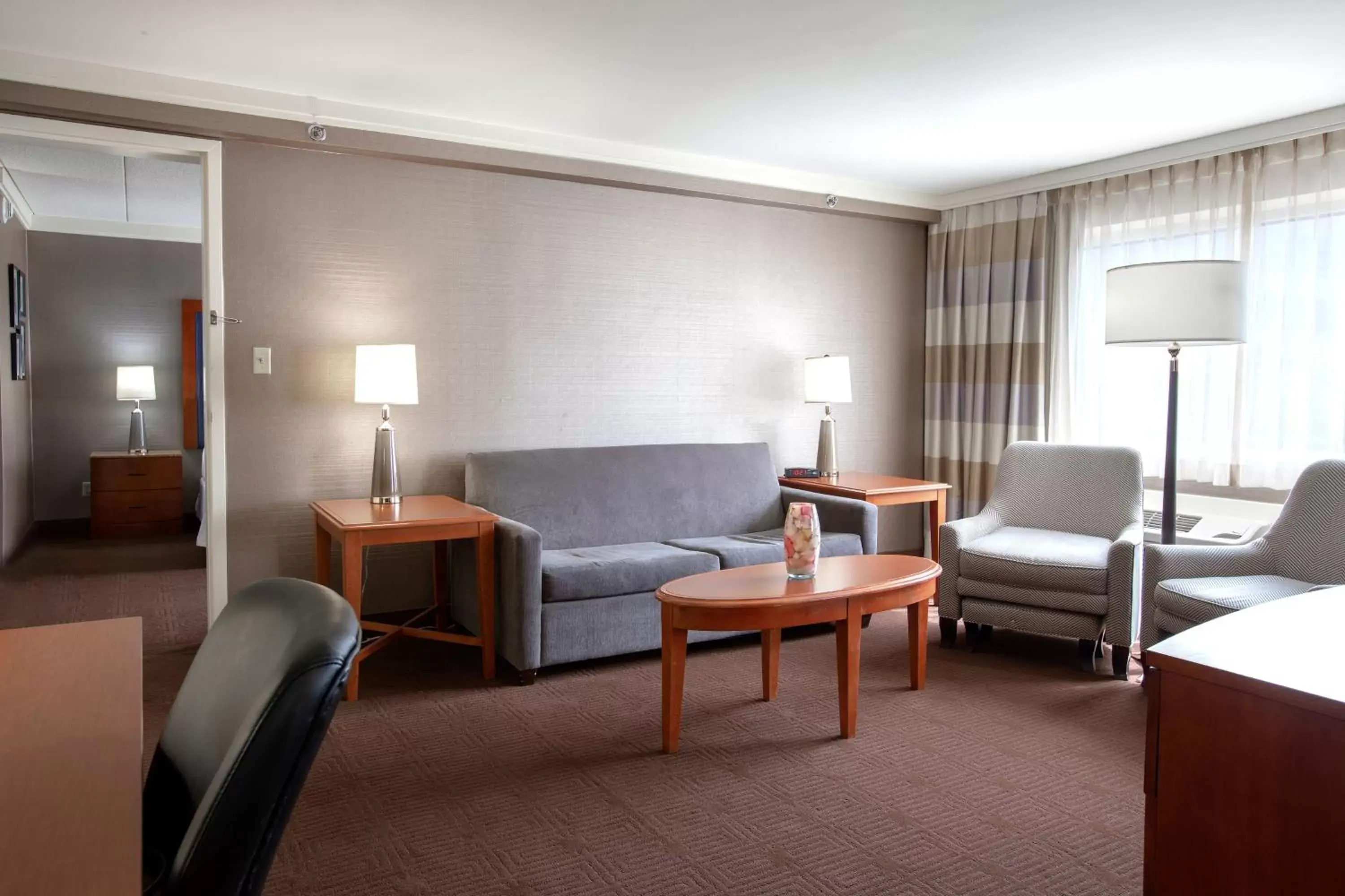 Bedroom, Seating Area in Sheraton Niagara Falls