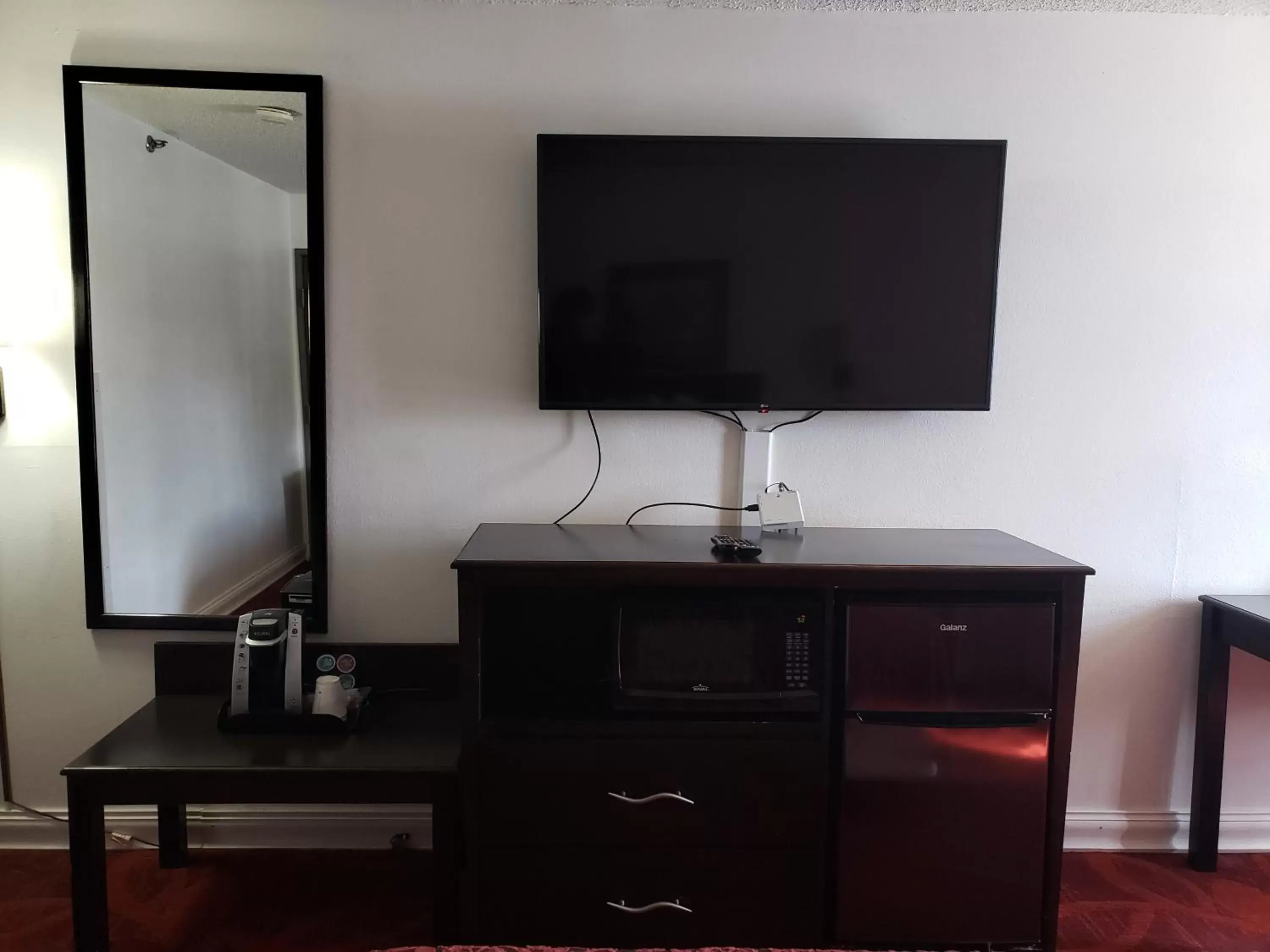 TV and multimedia, TV/Entertainment Center in Days Inn by Wyndham Lake Village