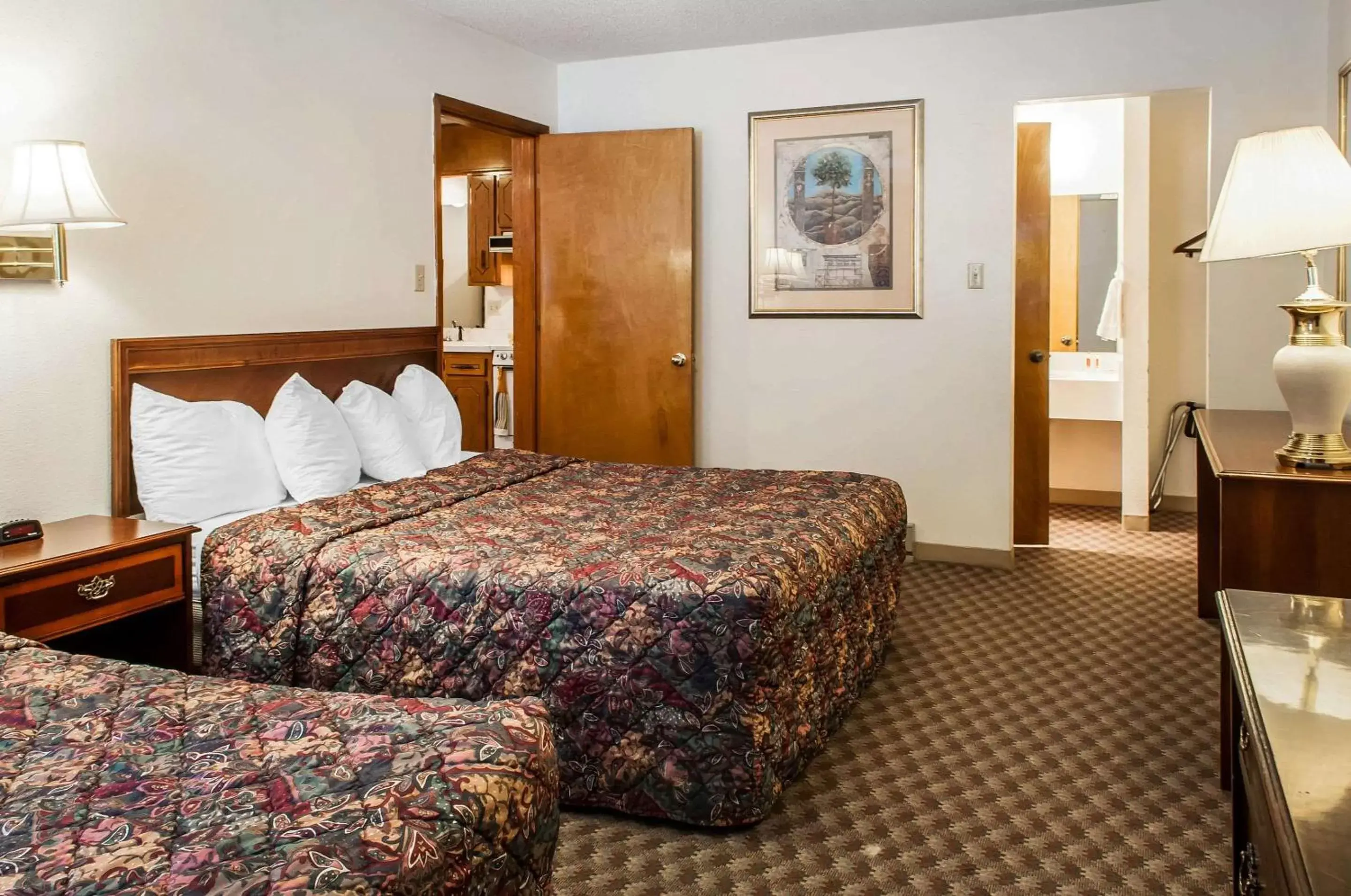 Photo of the whole room, Bed in Econo Lodge Eagle Nest
