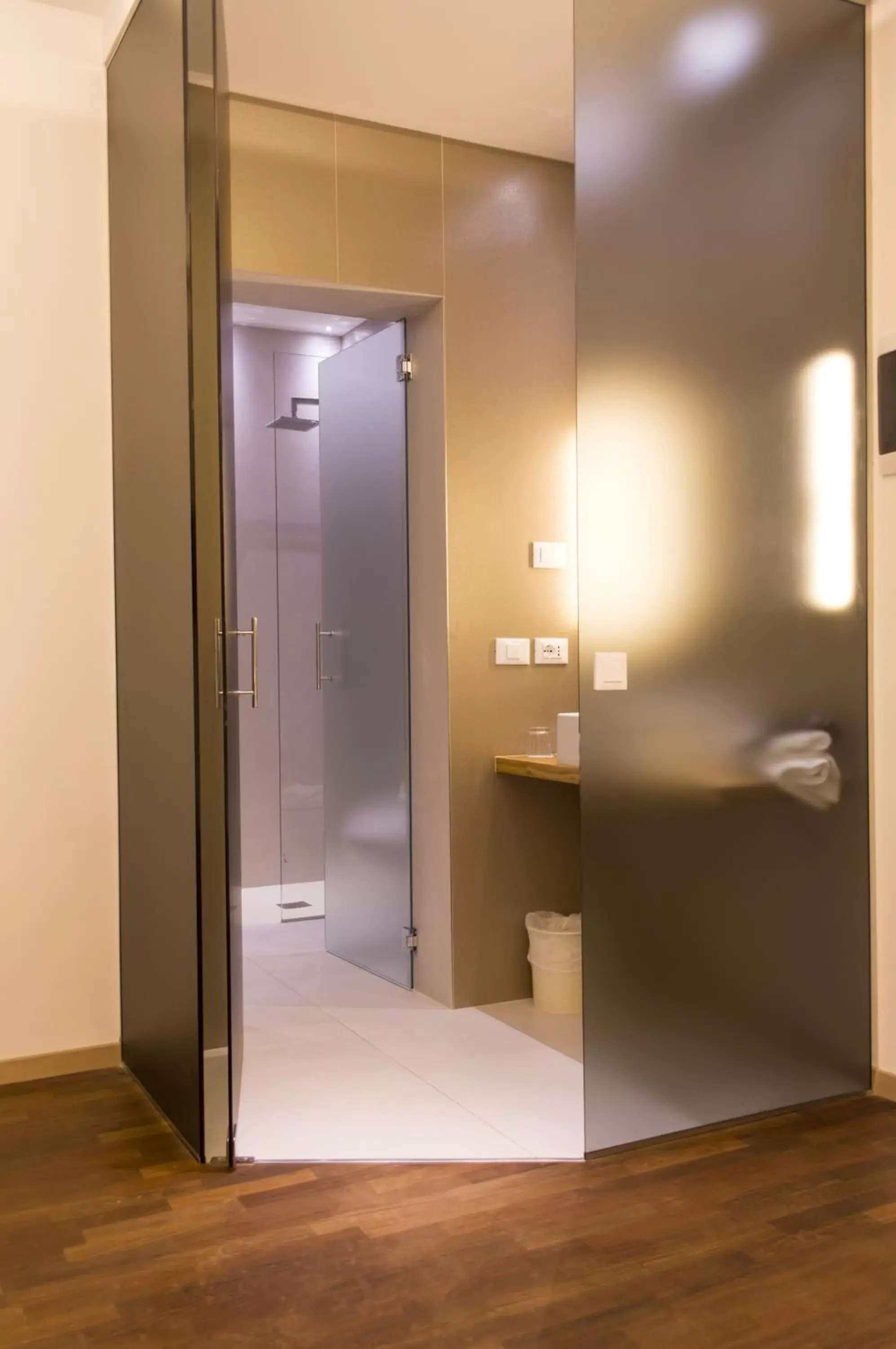 Shower, Bathroom in Hotel Polo