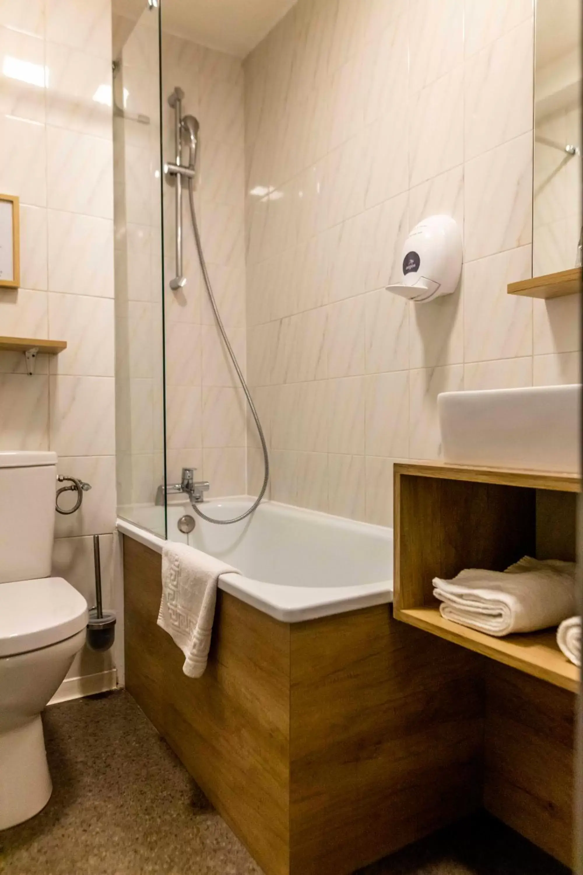 Toilet, Bathroom in Ostal Hotel Pau Universite