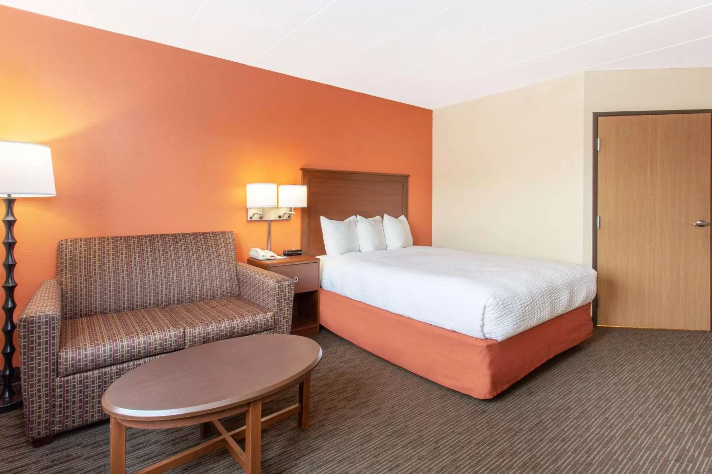 Photo of the whole room, Bed in AmericInn by Wyndham Calumet