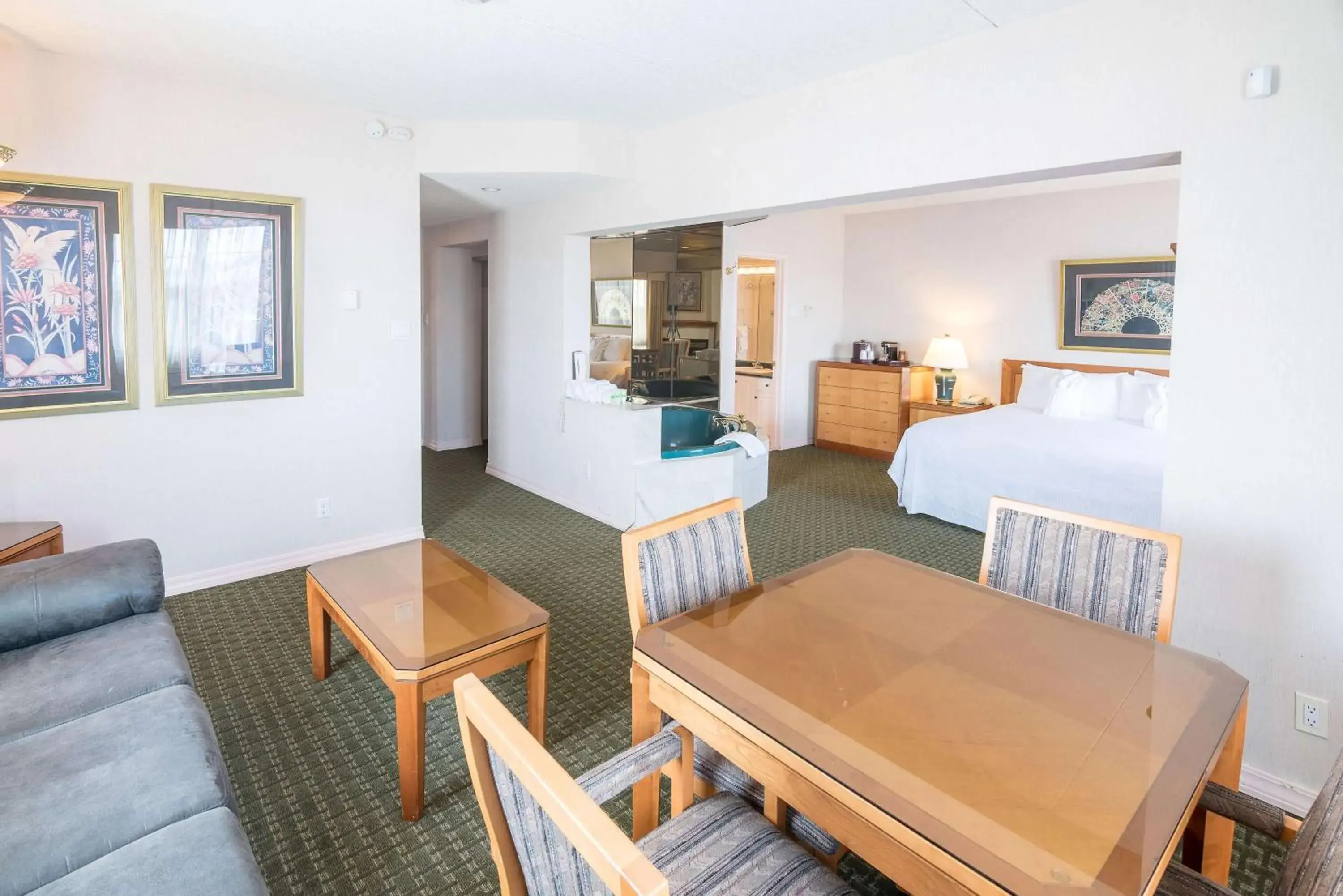 Photo of the whole room in Ramada by Wyndham Thunder Bay Airlane Hotel