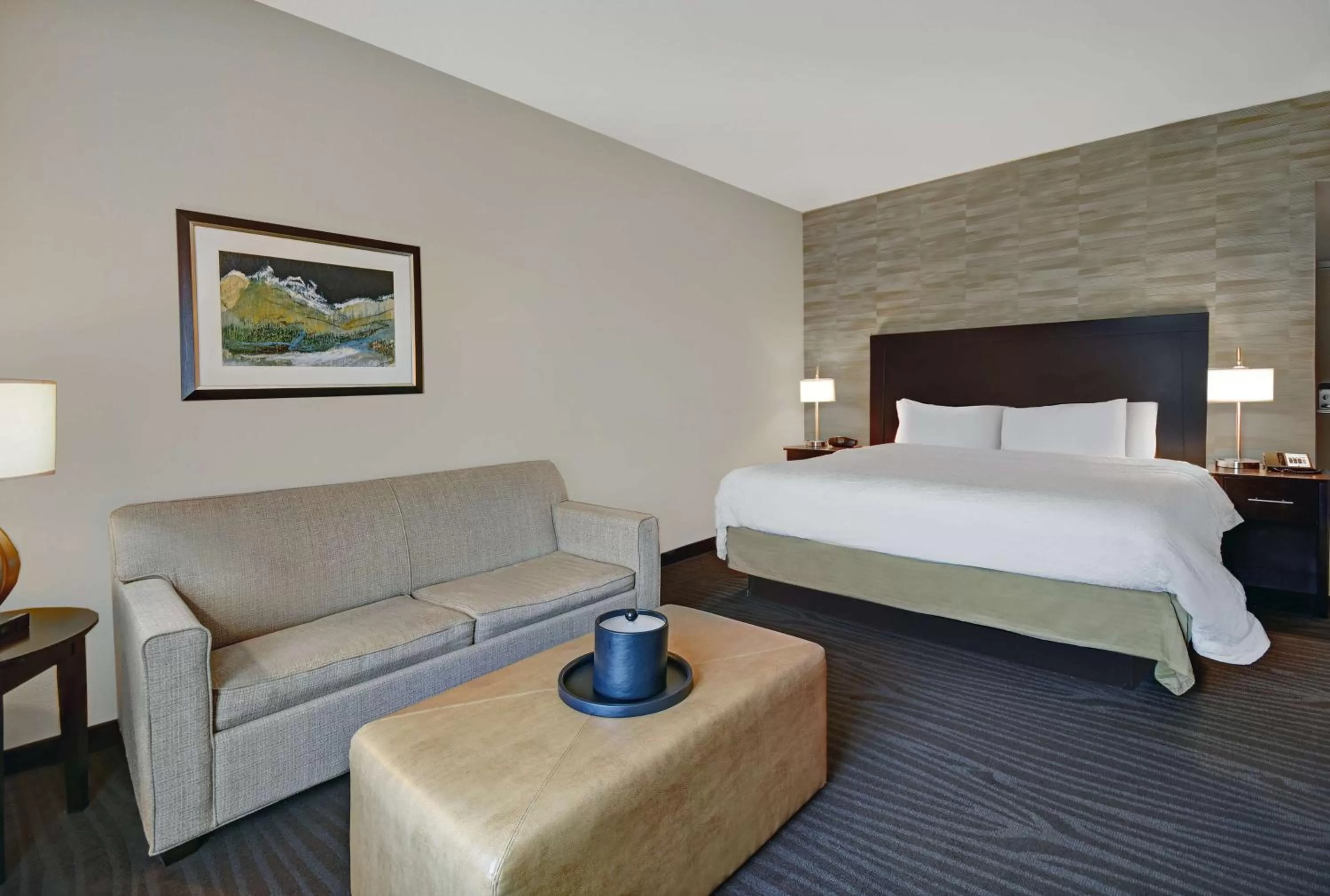 Living room, Bed in Hampton Inn and Suites Robbinsville