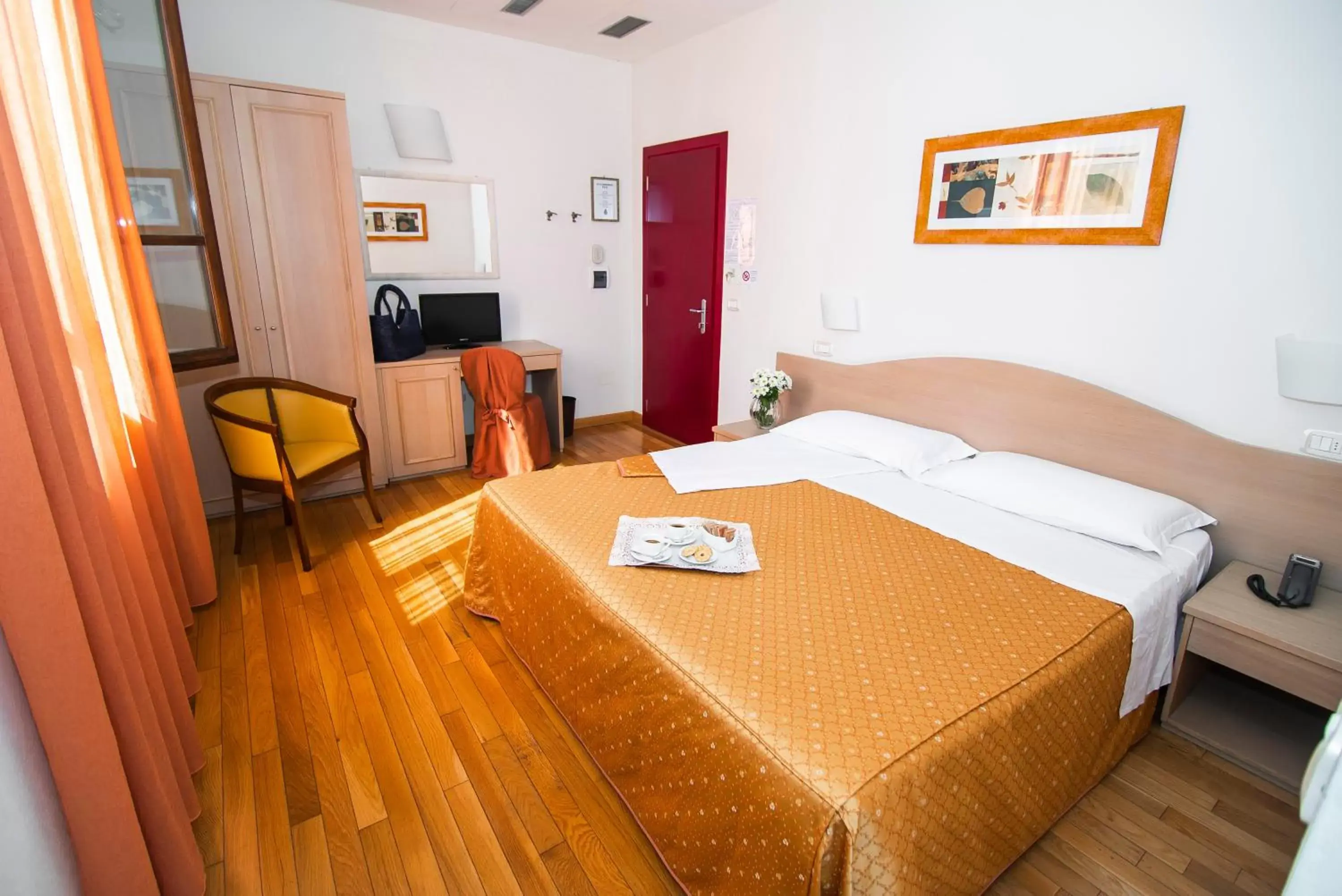 Photo of the whole room in Hotel La Colonna Photo of the whole room in Hotel La Colonna