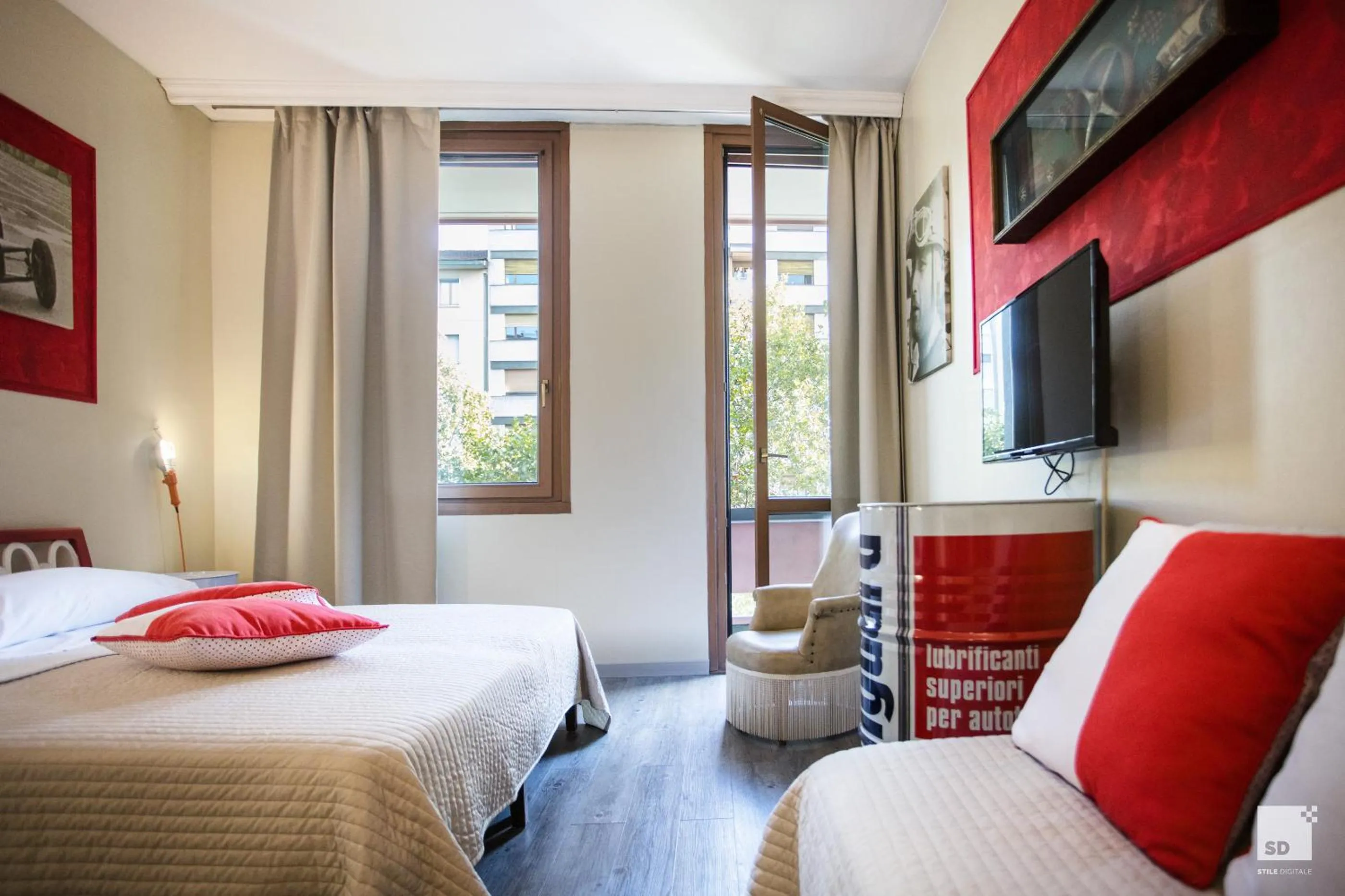 Communal lounge/ TV room, Bed in Admiral Hotel