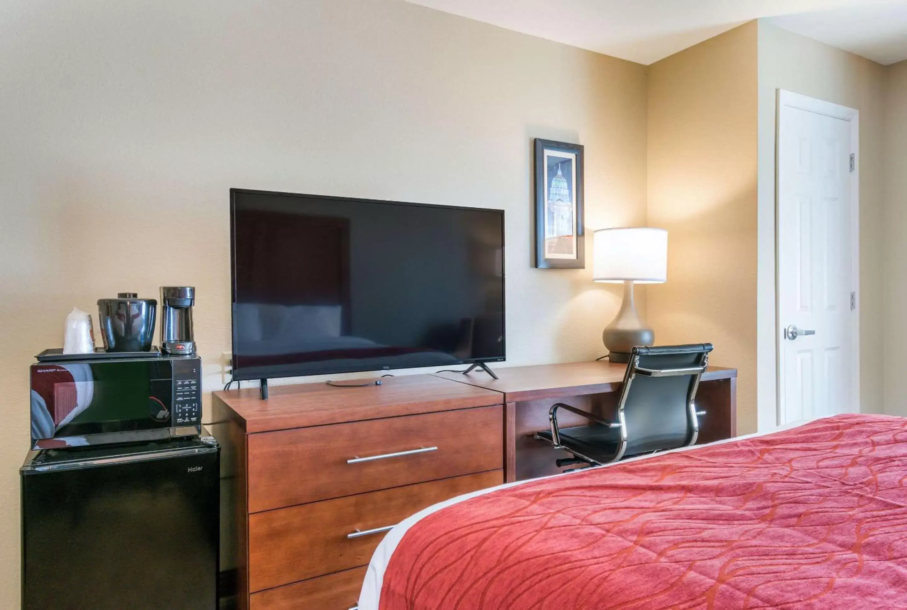 Photo of the whole room, TV/Entertainment Center in Comfort Inn & Suites Harrisburg - Hershey West