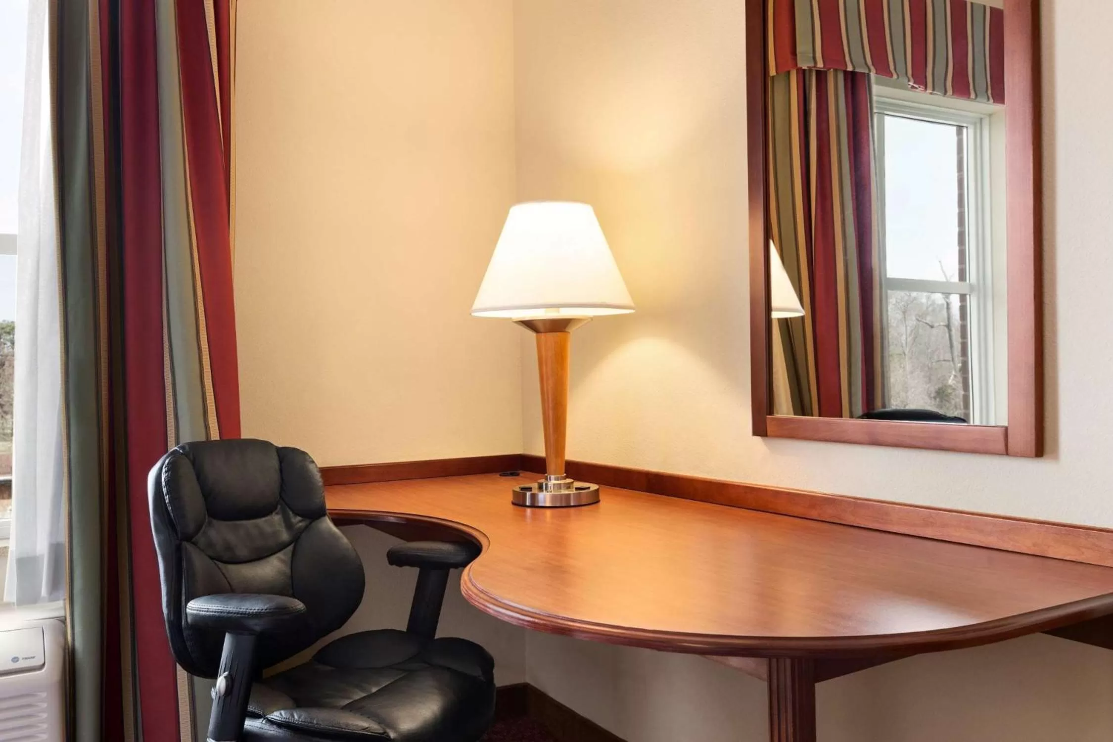 Bed in Hampton Inn & Suites Williamsburg Historic District