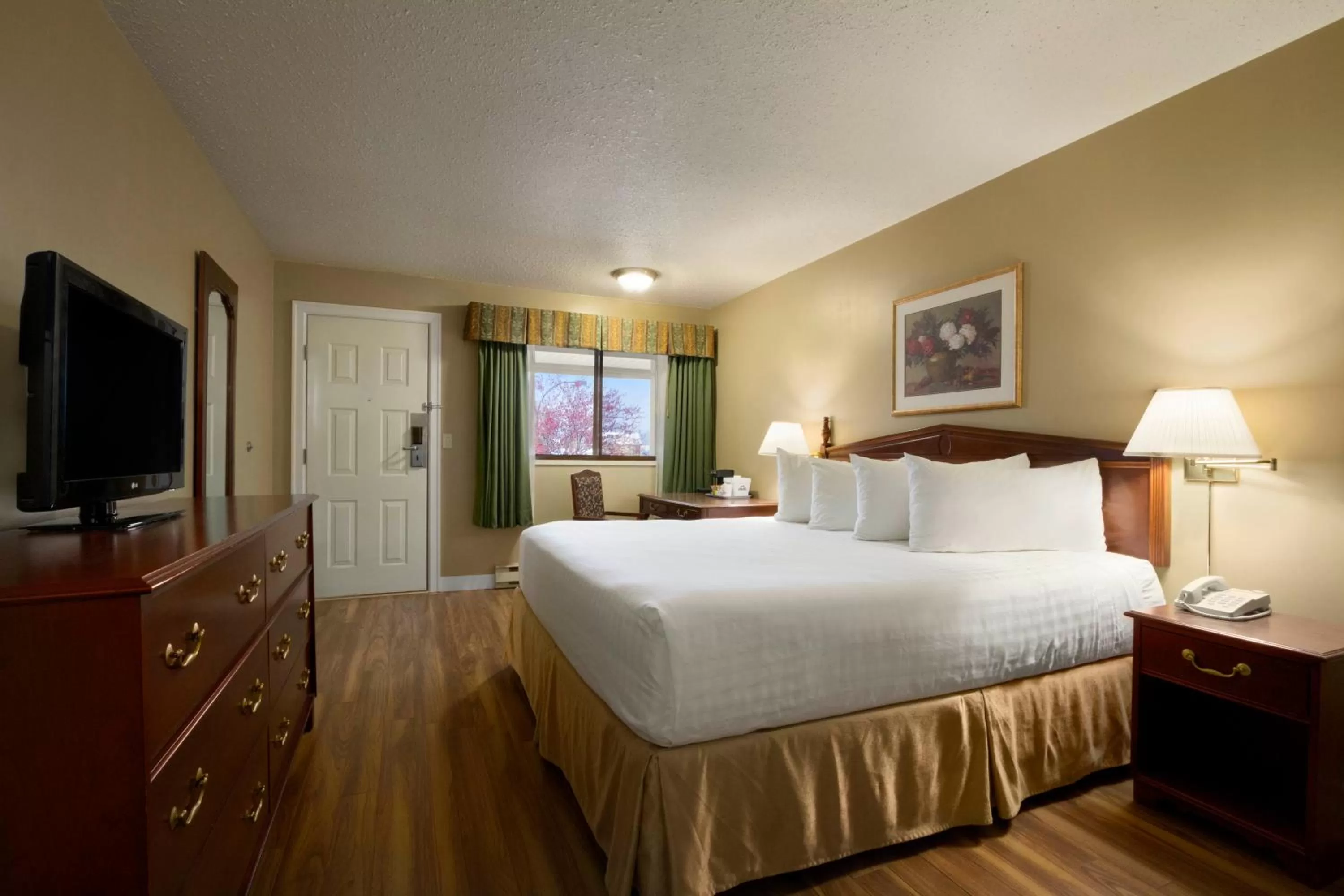 Photo of the whole room, Bed in Days Inn by Wyndham Vernon