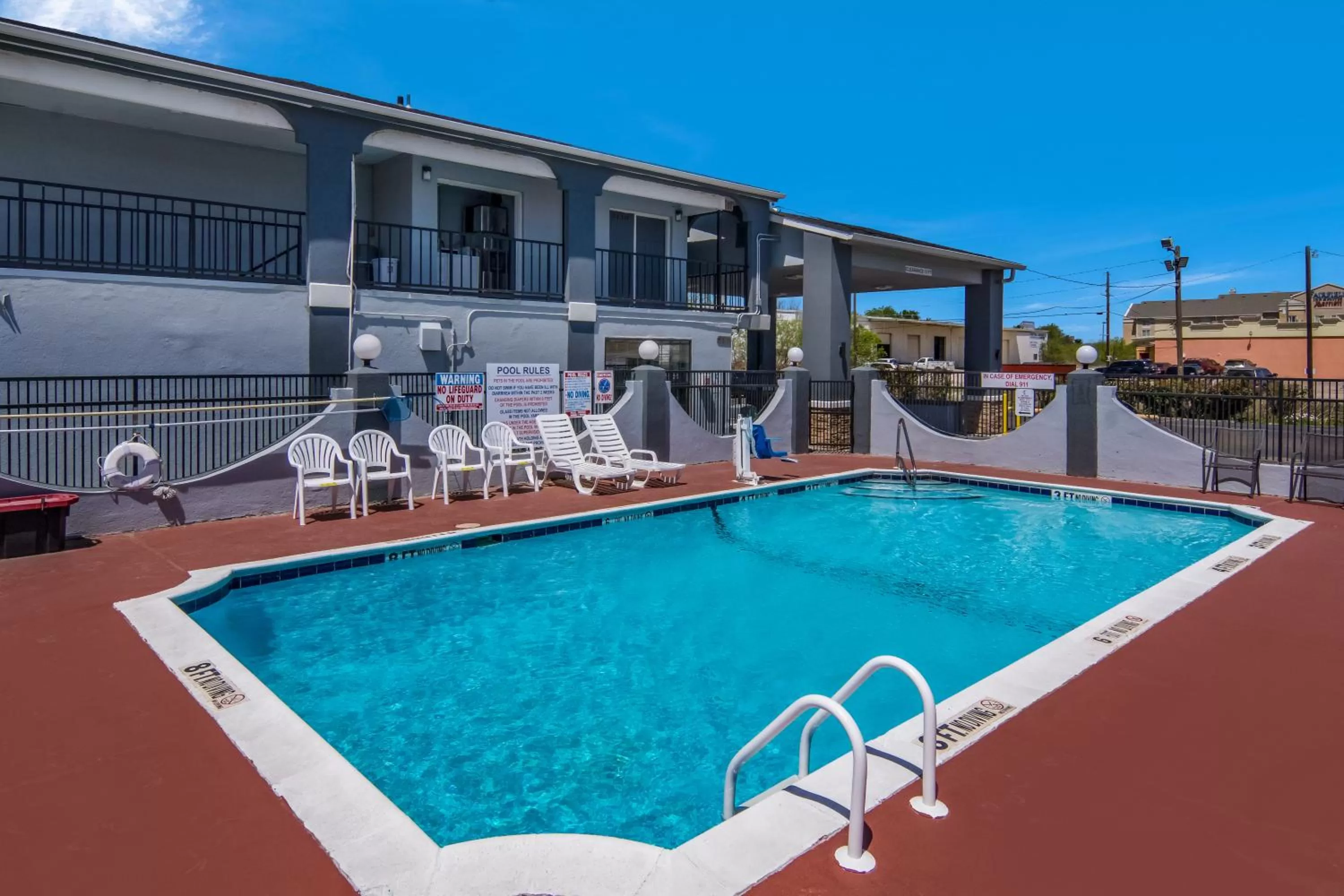 Swimming pool in Econo Lodge Waco North I-35