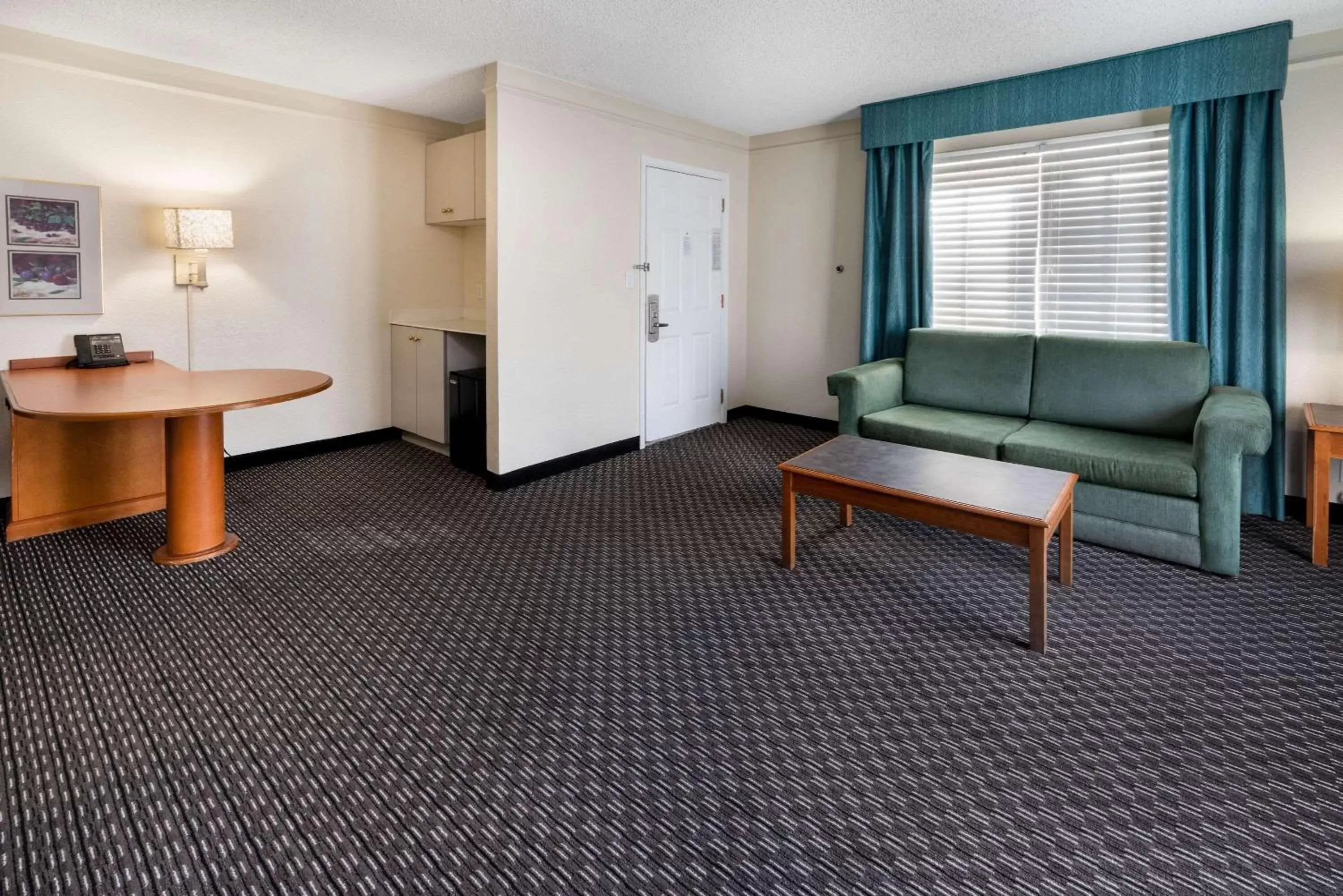 Photo of the whole room, Seating Area in La Quinta Inn by Wyndham Phoenix Thomas Road