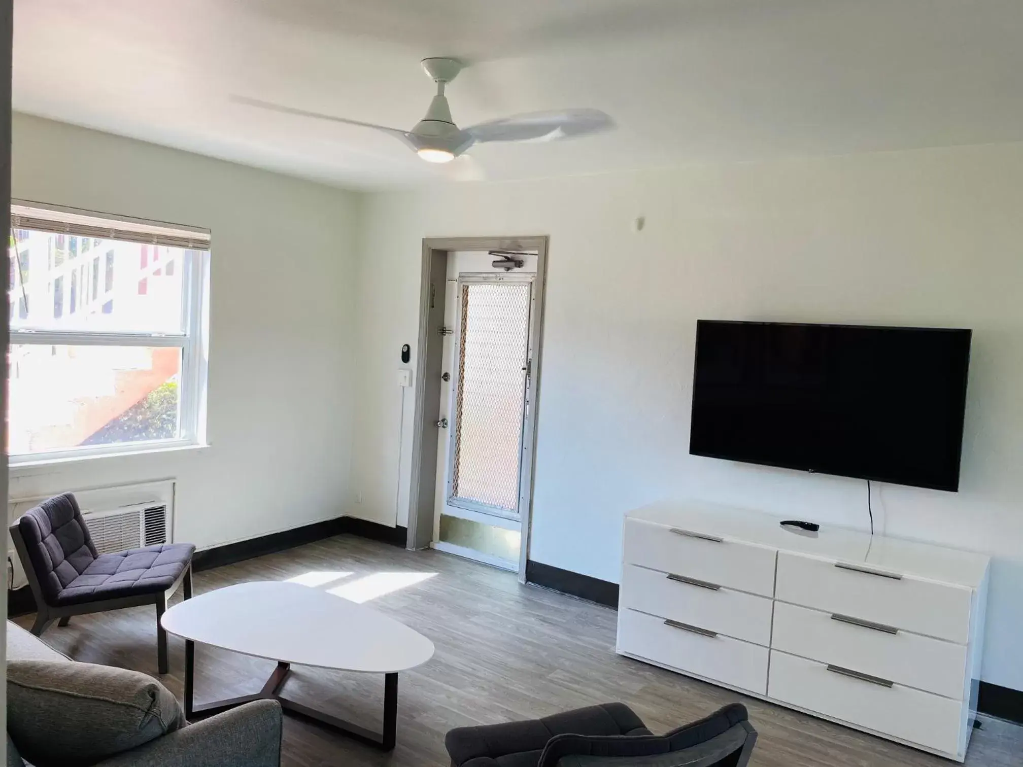 Seating area, TV/Entertainment Center in Rolo Beach Hotel