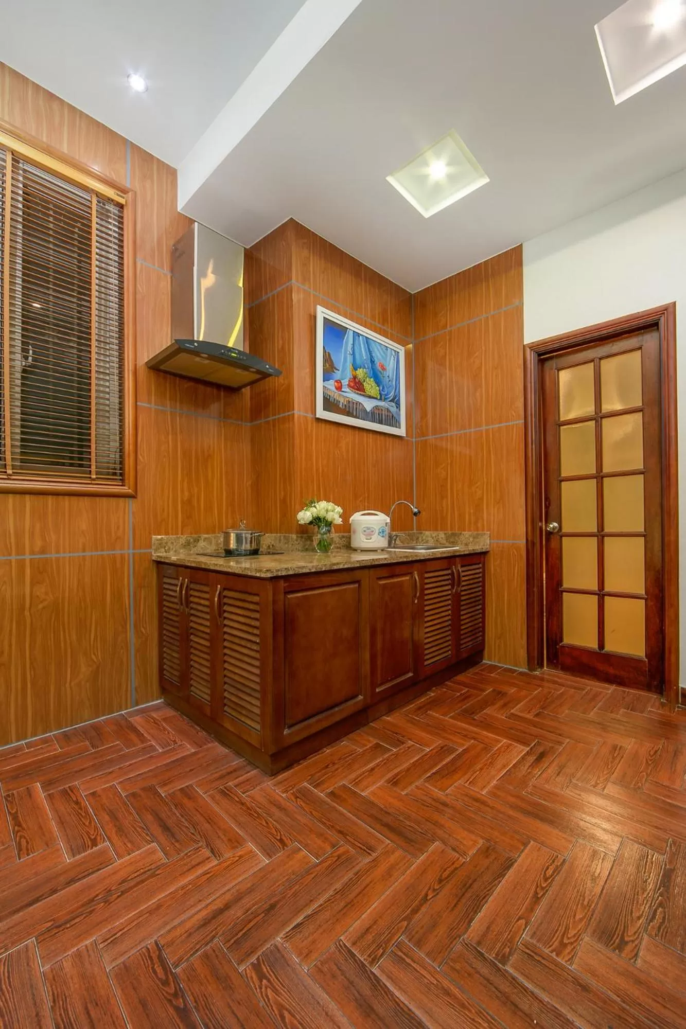 Kitchen or kitchenette, Lobby/Reception in Emerald Boutique Hotel