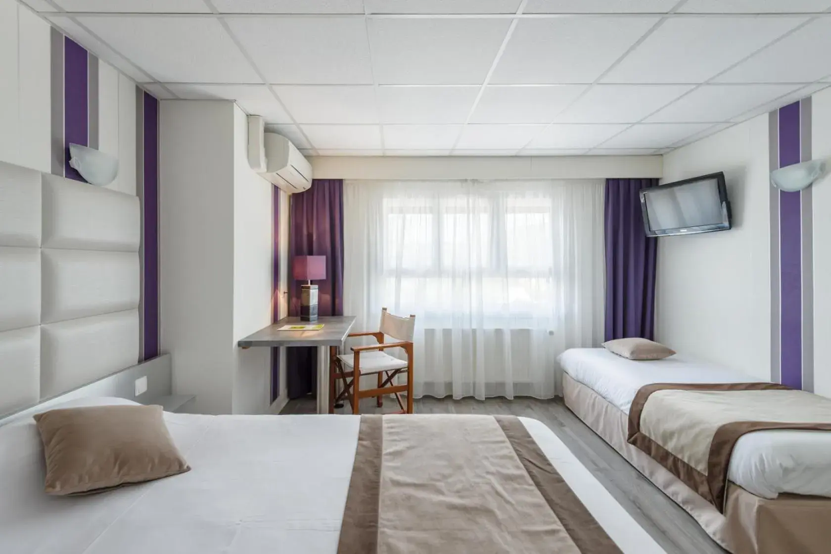 Bed in Logis Hotel Le Sablier du Temps