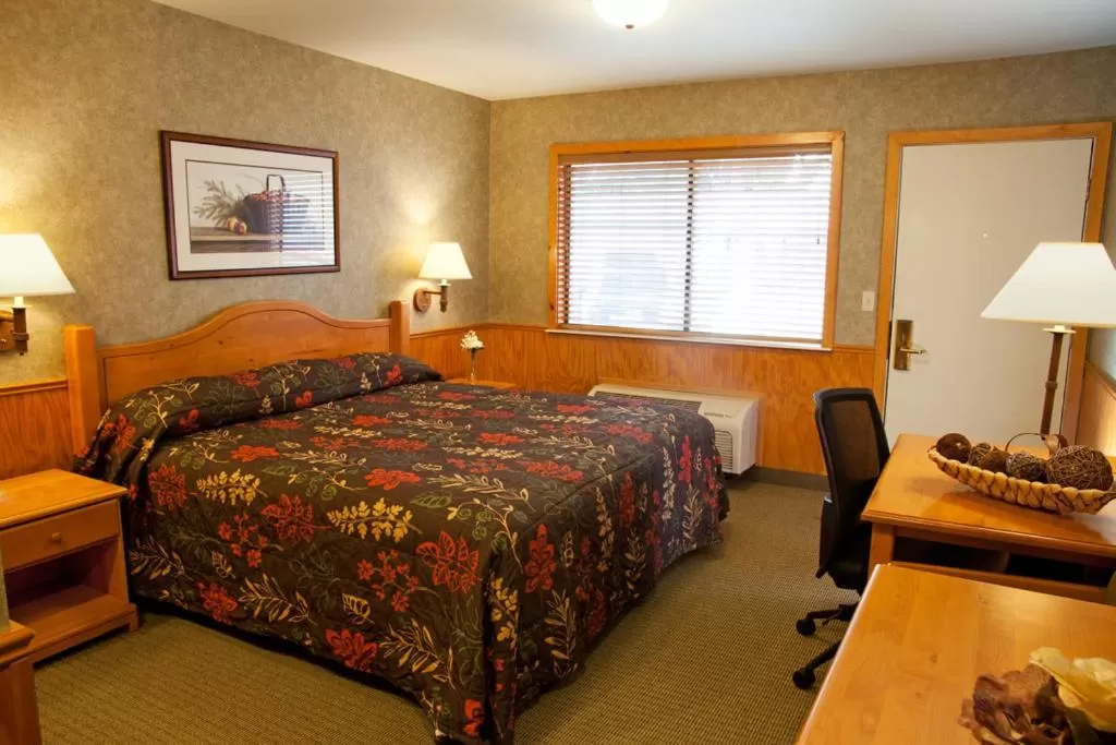 Photo of the whole room, Bed in Poulsbo Inn & Suites