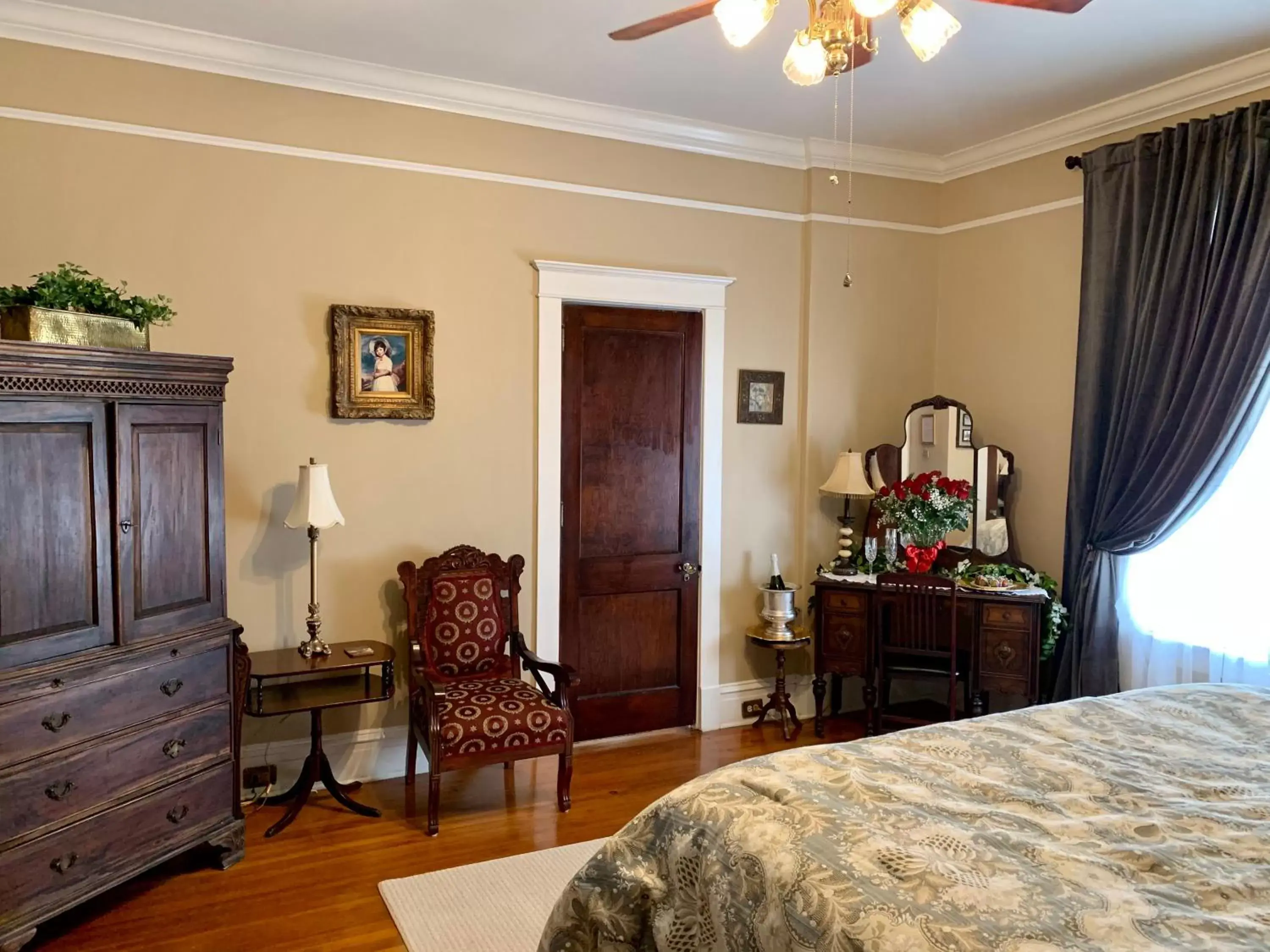 Bedroom, TV/Entertainment Center in The Inn on Front Street