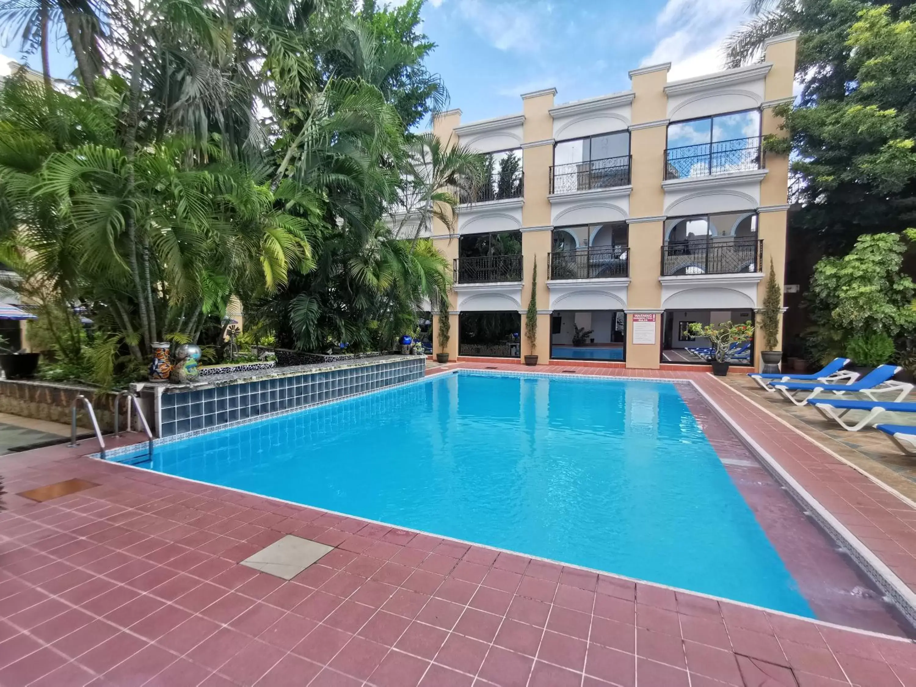 Patio, Swimming Pool in Hotel Doralba Inn