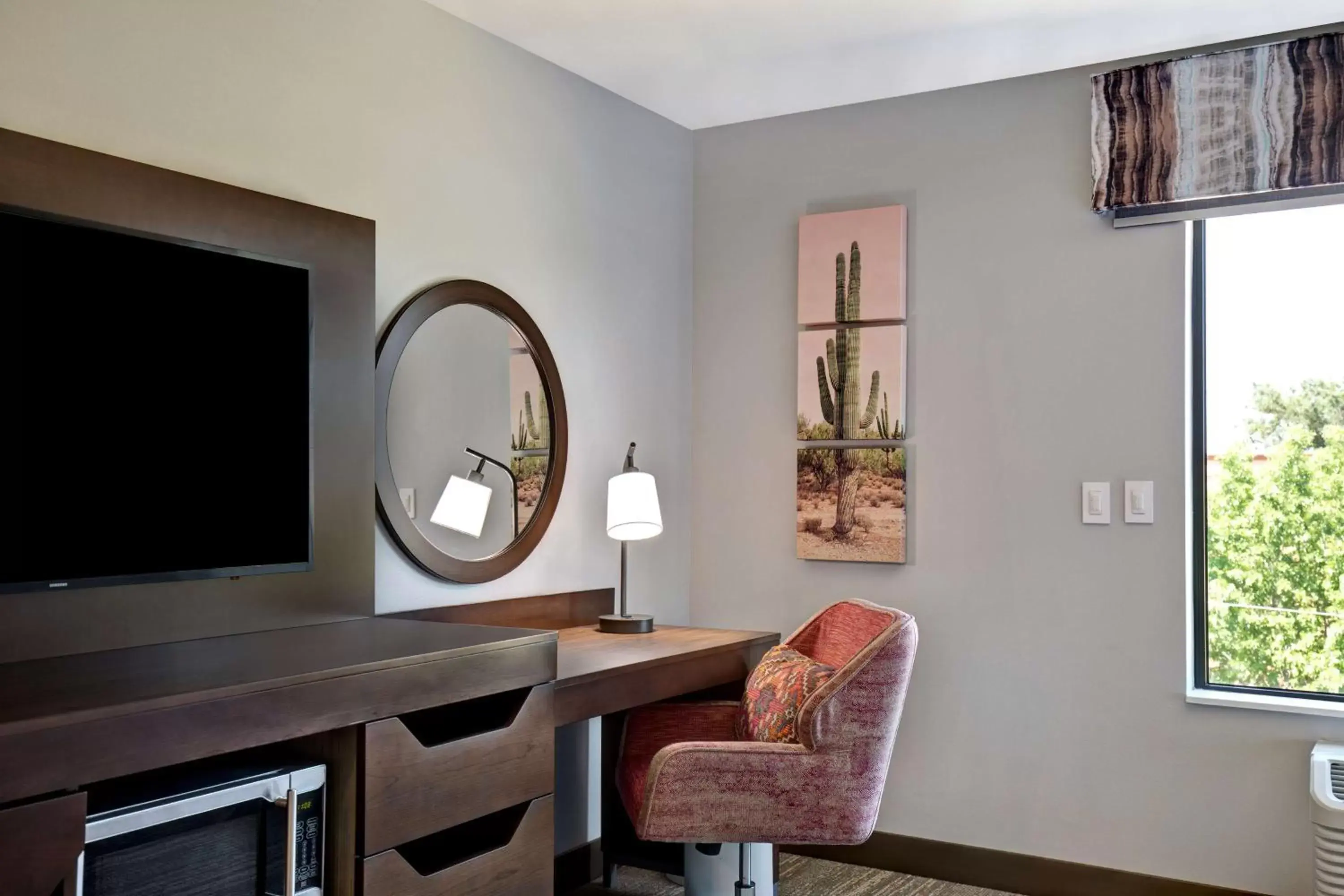 Bedroom, TV/Entertainment Center in Hampton Inn Santa Fe South, NM