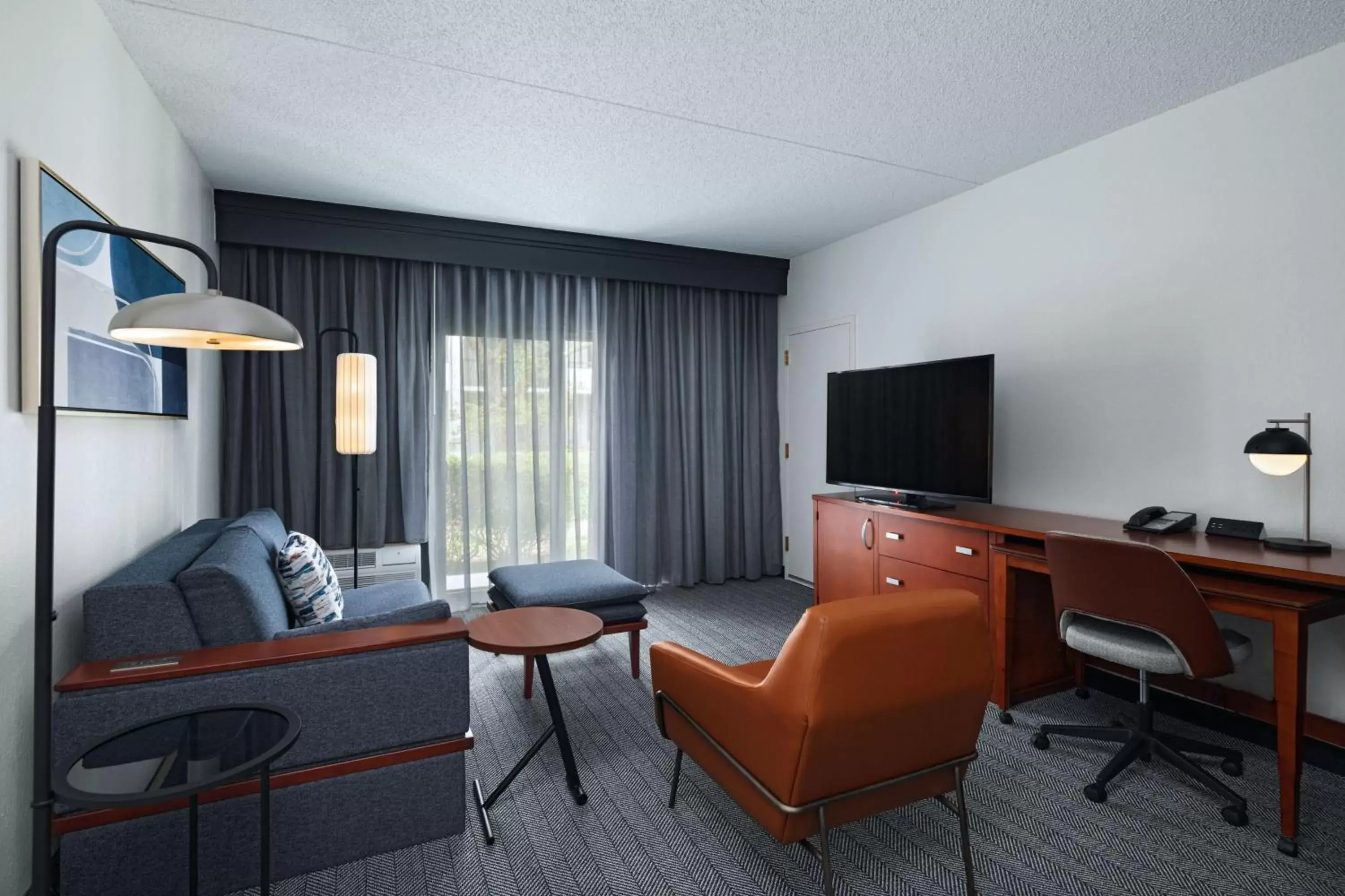 Bedroom, Seating Area in Courtyard by Marriott Dallas Richardson at Spring Valley