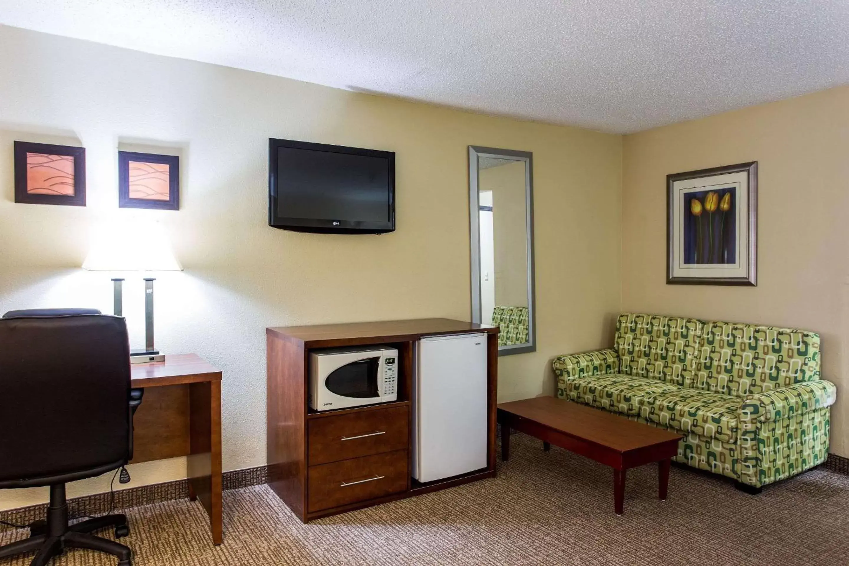 Photo of the whole room, TV/Entertainment Center in Comfort Inn Columbia -Bush River