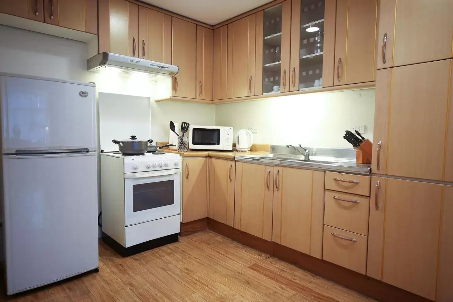 Kitchen or kitchenette, Kitchen/Kitchenette in Infinity Tower Suites