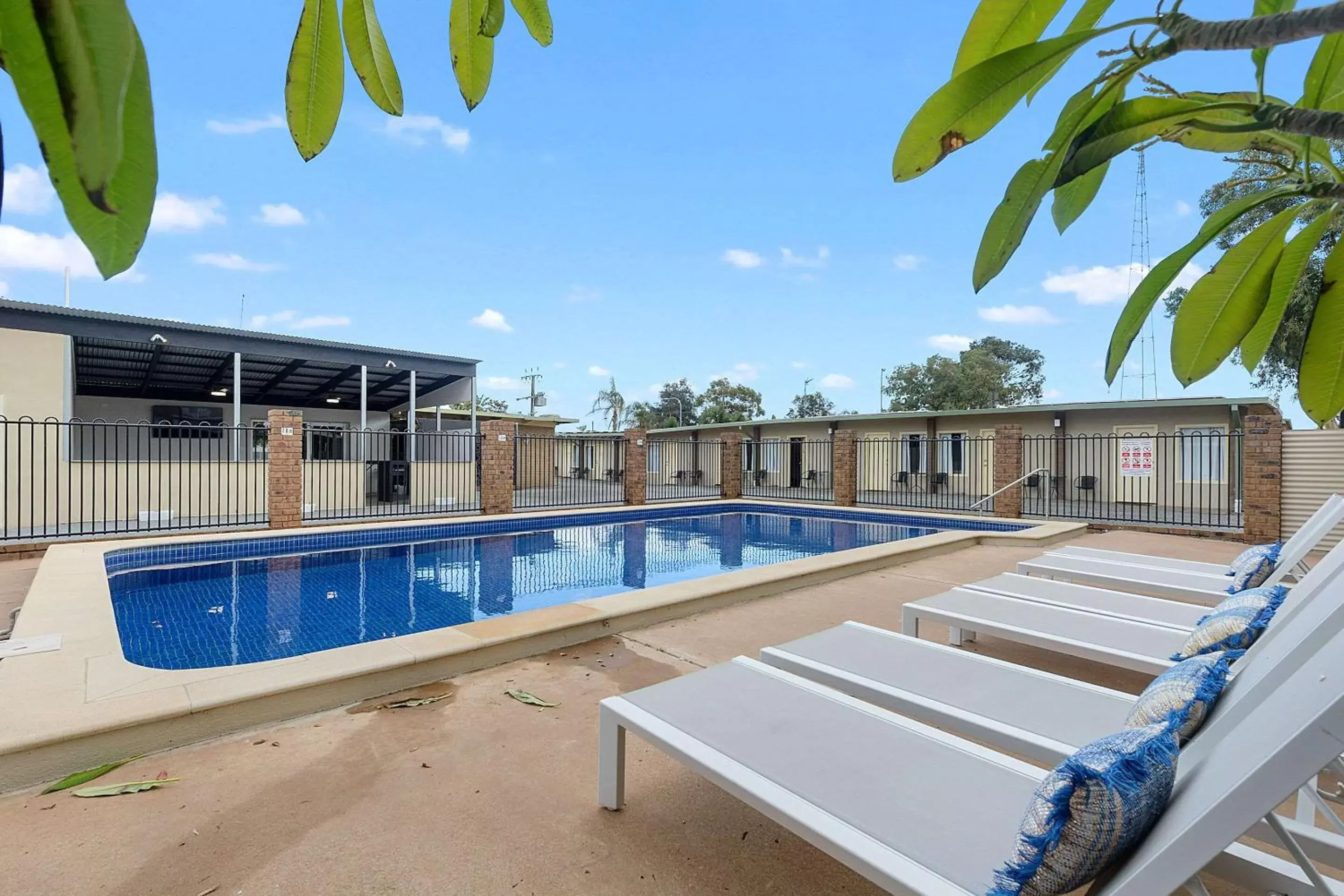 Swimming Pool in Comfort Inn Flinders on Main