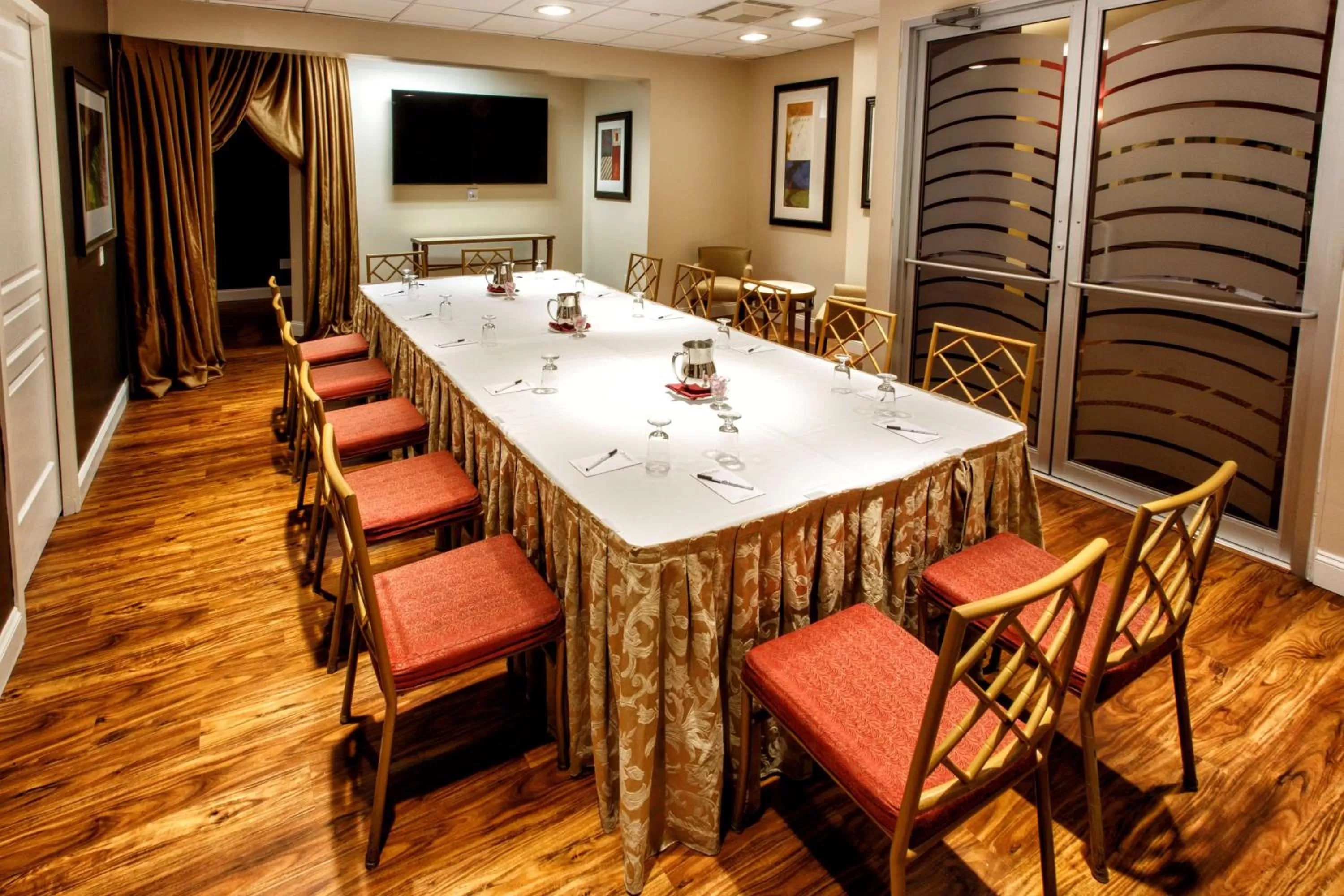 Dining area in Hilton Garden Inn New York/Staten Island