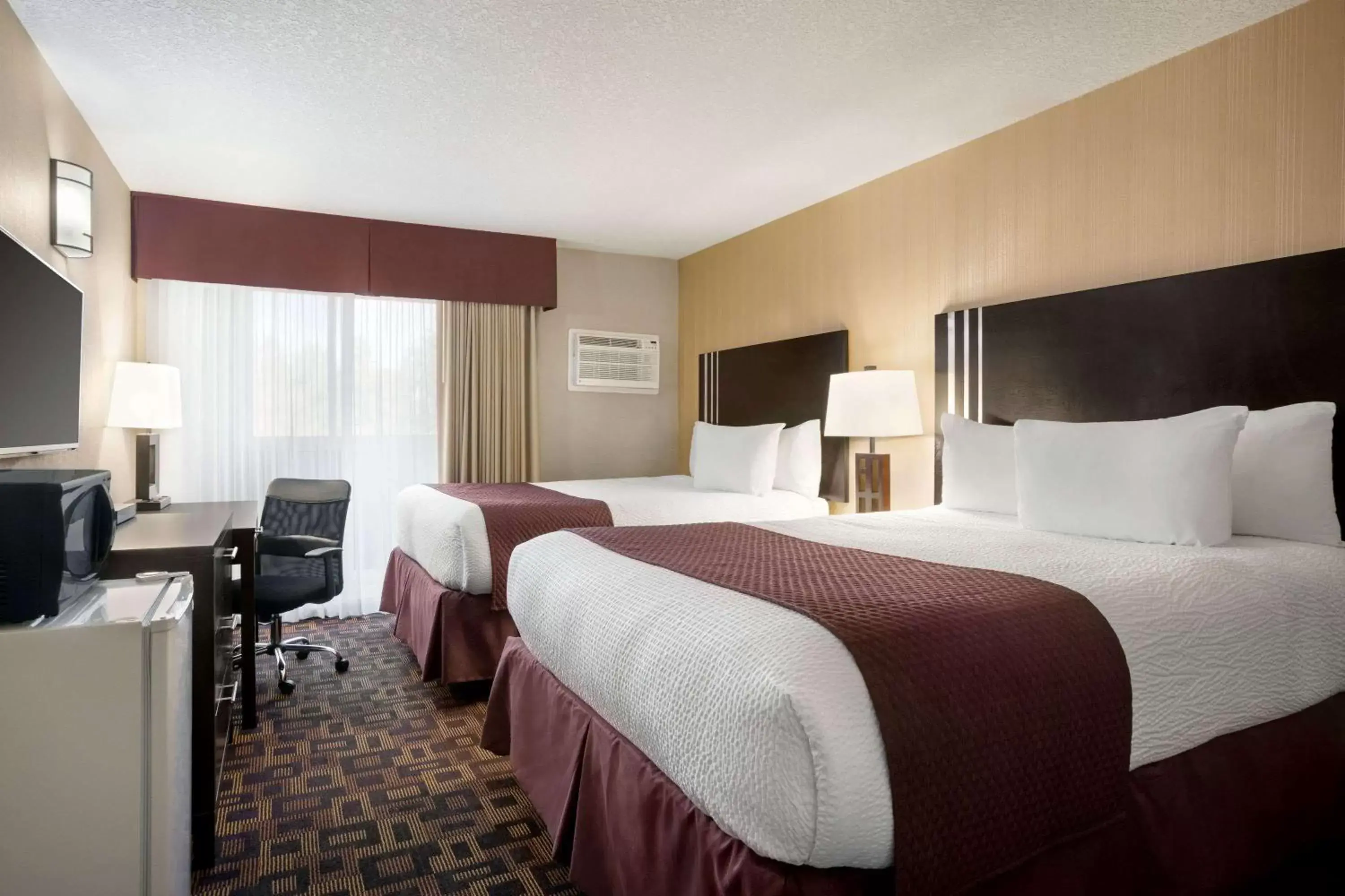 Photo of the whole room, Bed in Days Inn by Wyndham Sylvan Lake