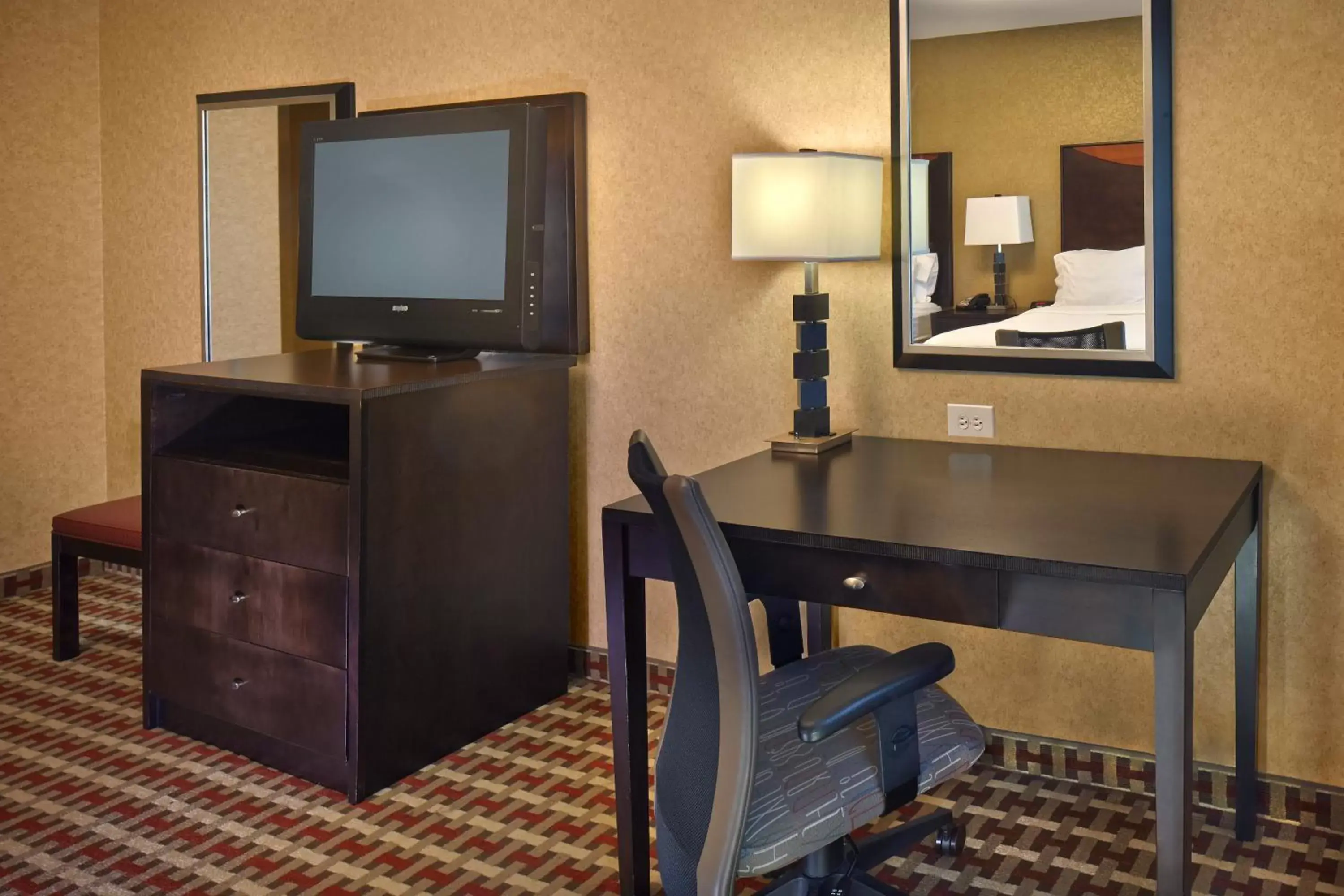 Photo of the whole room, TV/Entertainment Center in Holiday Inn Jacksonville E 295 Baymeadows, an IHG Hotel