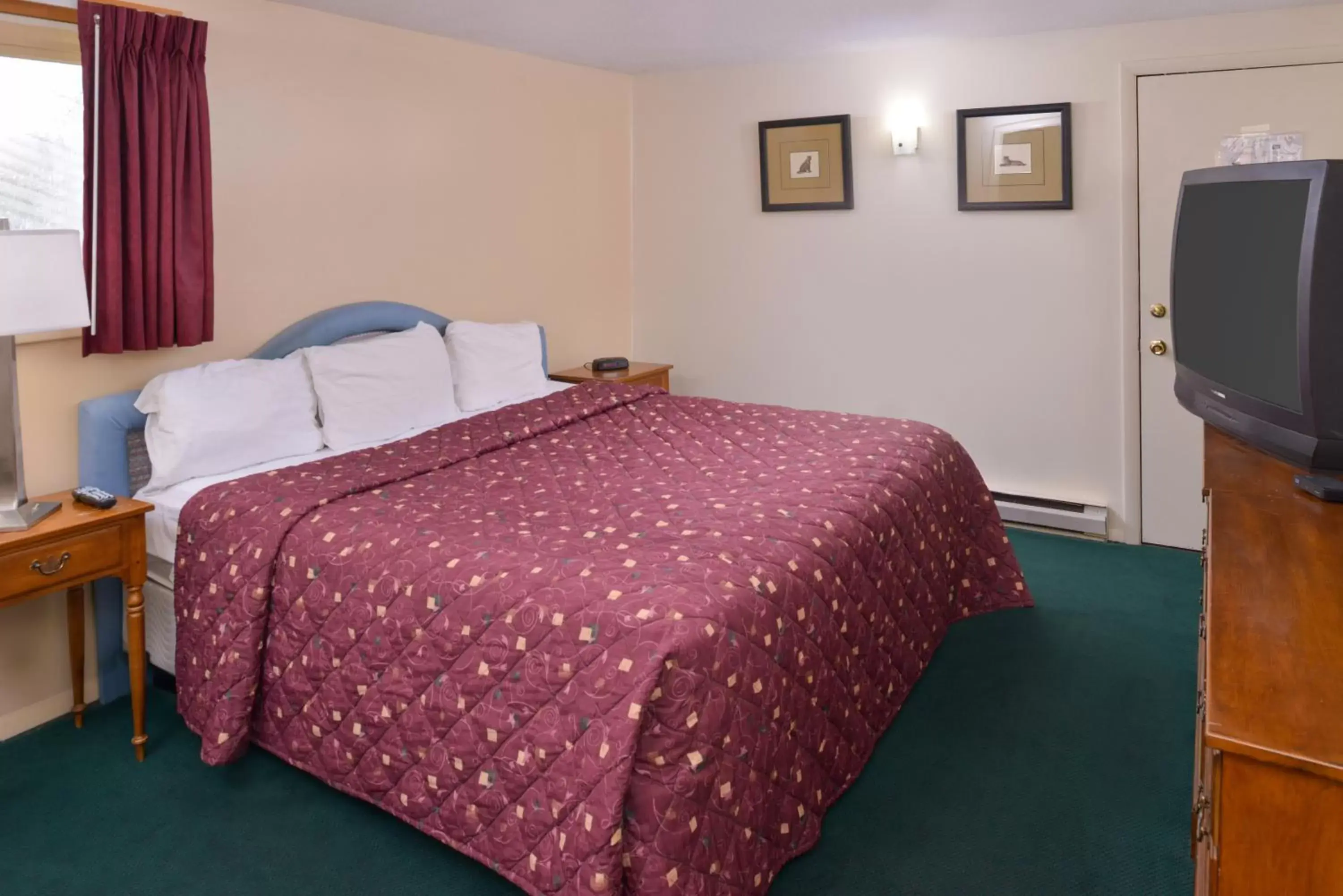 Bed in Red Carpet Inn Pulaski