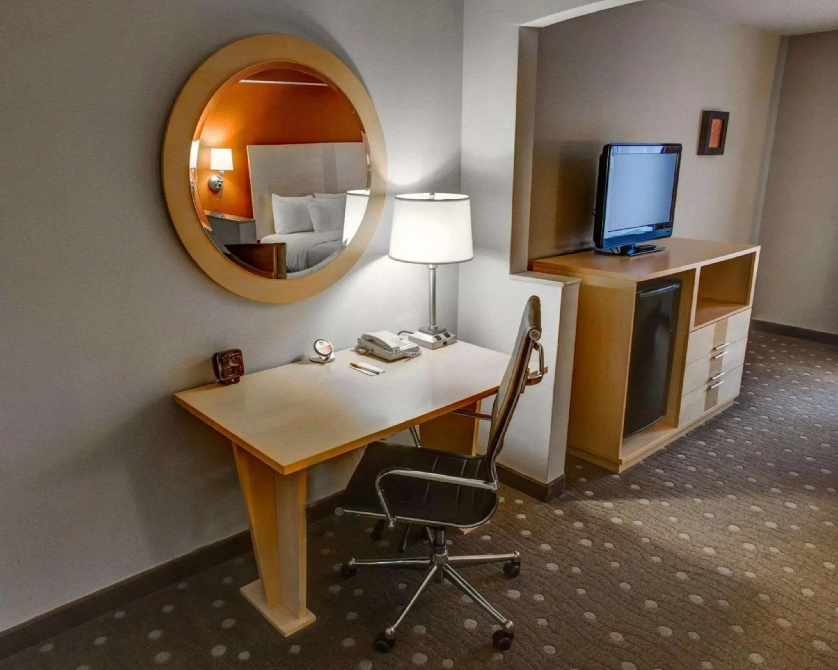 Photo of the whole room, TV/Entertainment Center in Comfort Suites Coraopolis