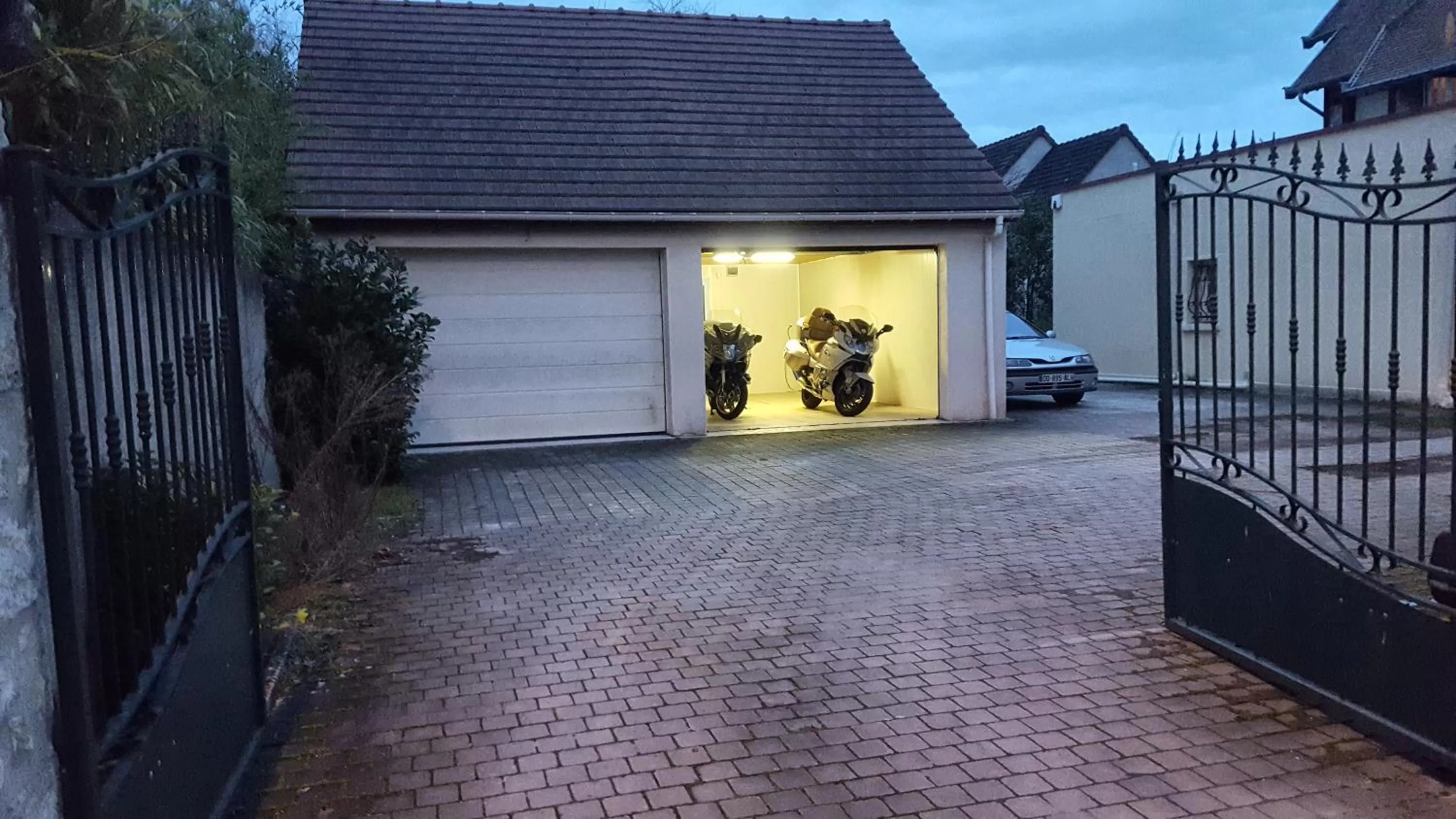 Facade/entrance in Apakabar Homestay - proche gare Melun, parking privé, Netflix