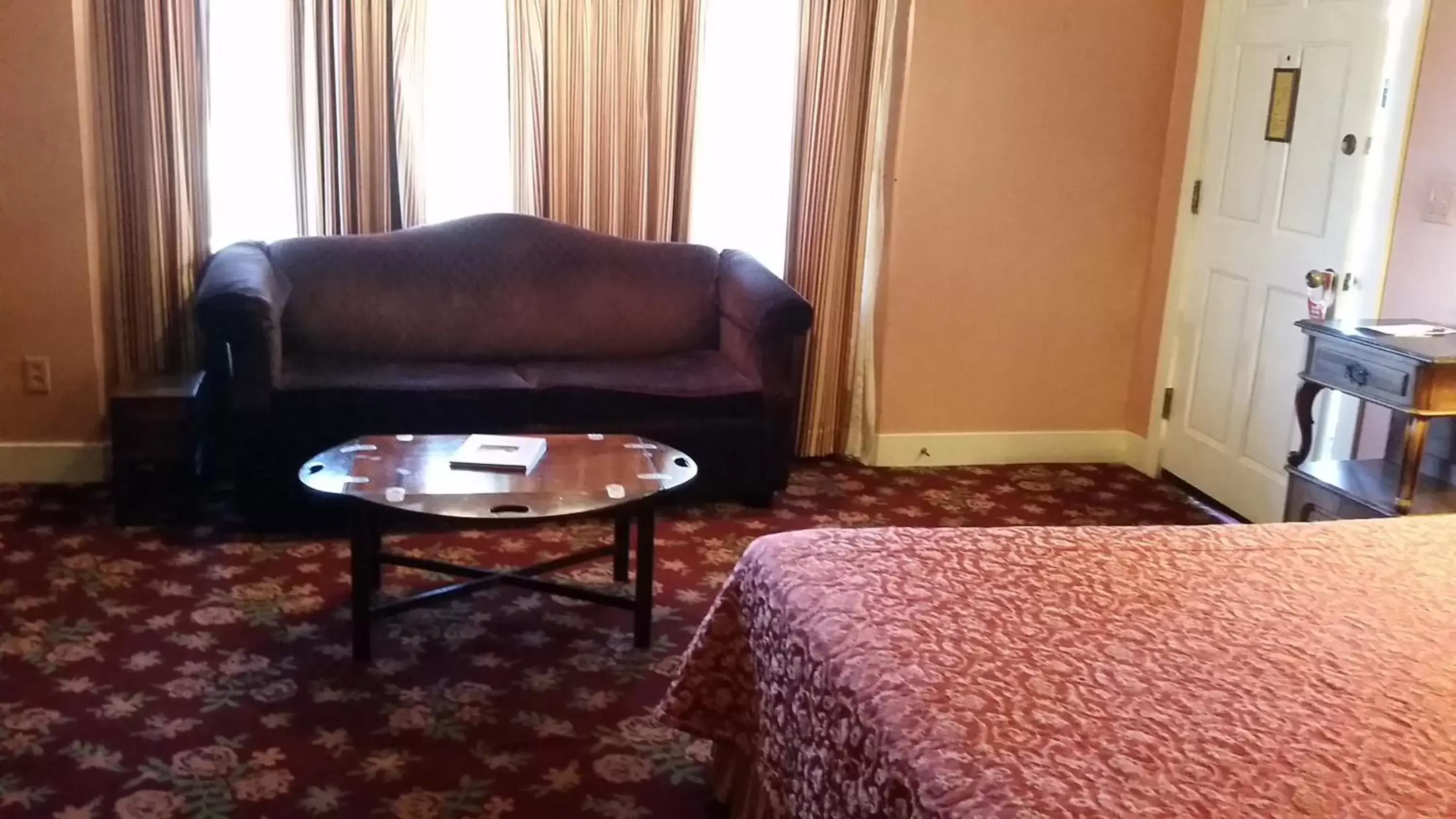 Bed, Seating Area in Mendocino Hotel & Garden