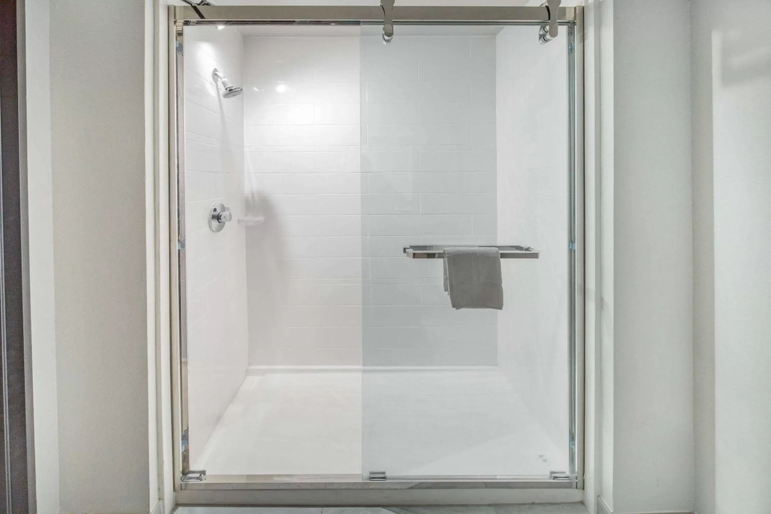 Shower, Bathroom in La Quinta Inn & Suites by Wyndham Galveston North at I-45