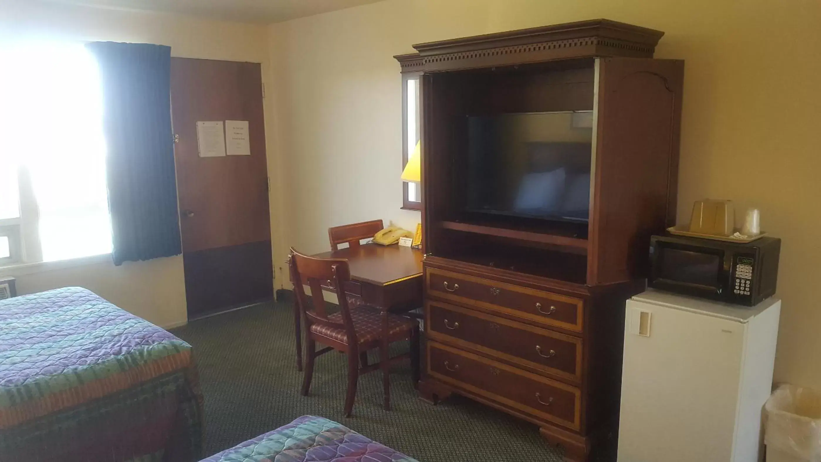 TV and multimedia, TV/Entertainment Center in Motel Oasis
