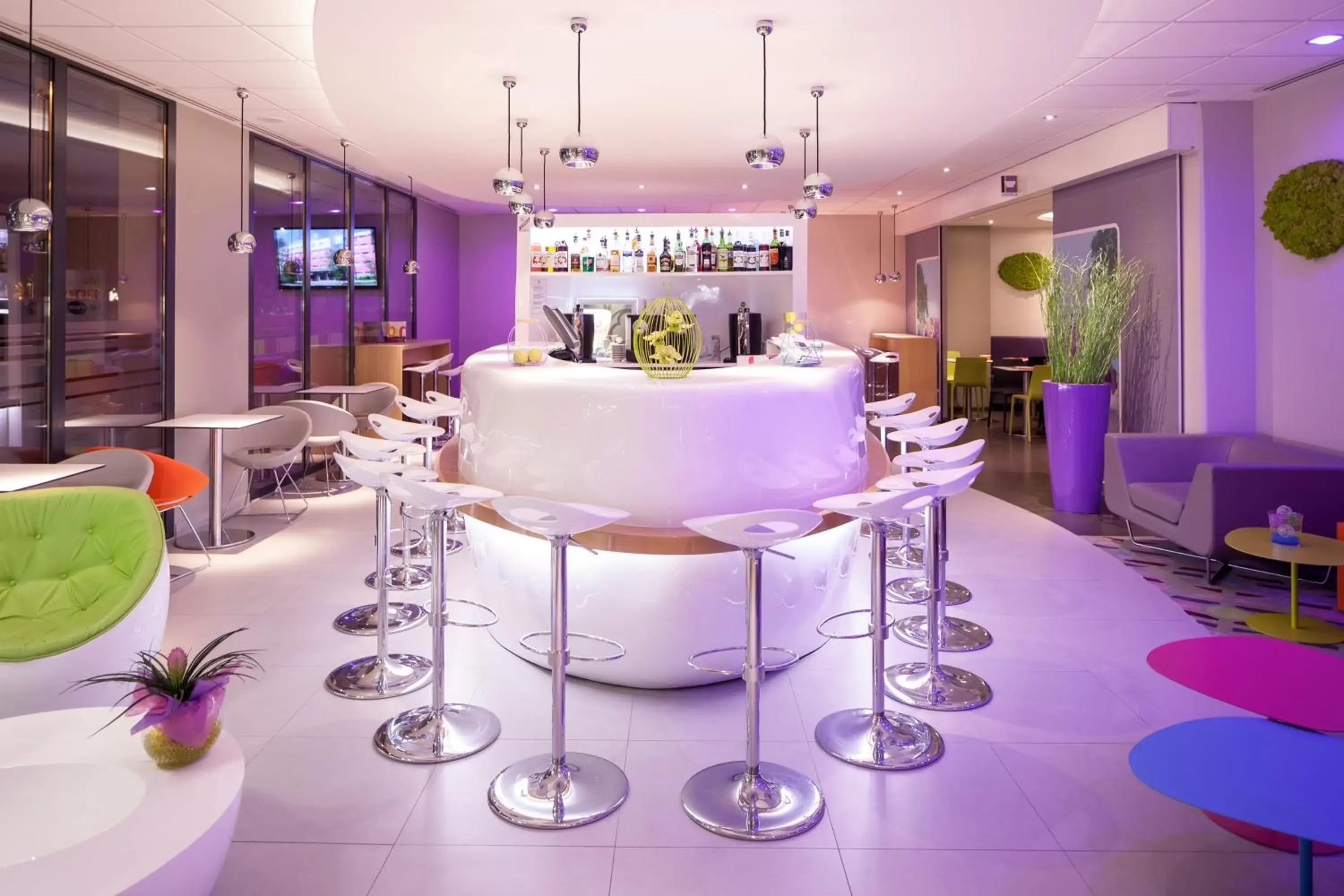 Lounge or bar in ibis Styles Montbéliard