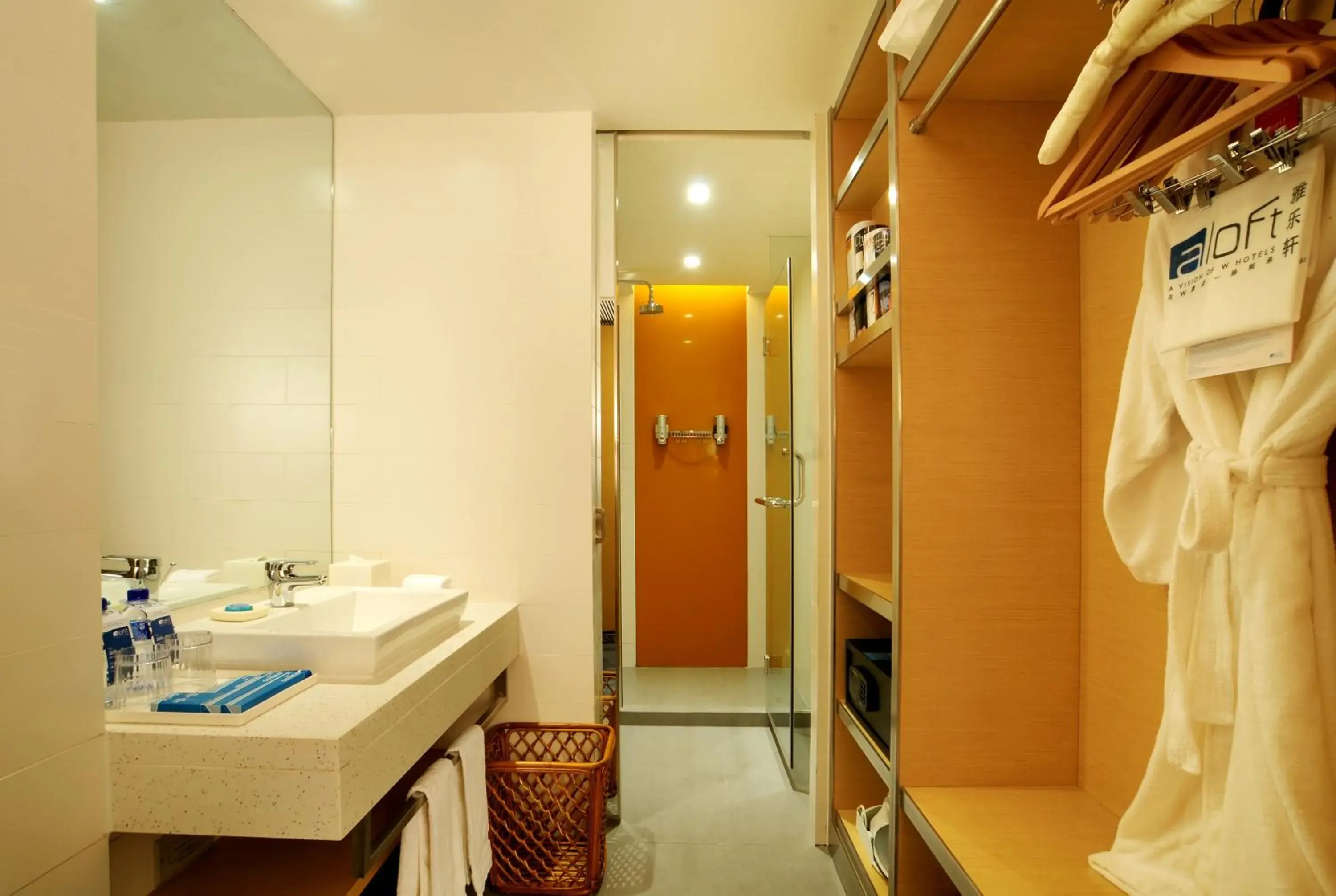 Shower, Bathroom in Aloft Zhengzhou Shangjie