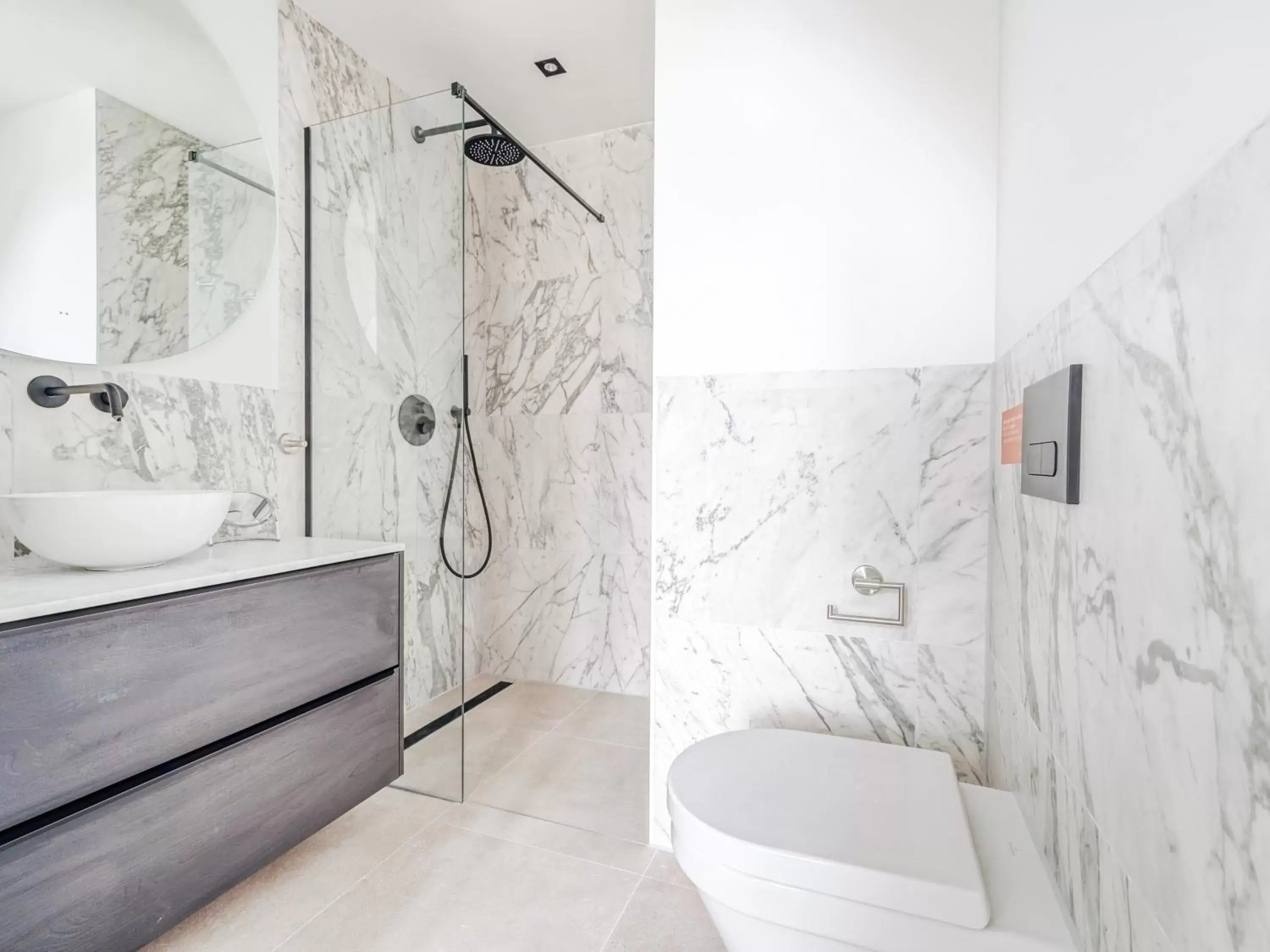 Shower, Bathroom in limehome Amsterdam Hemonystraat - Digital access