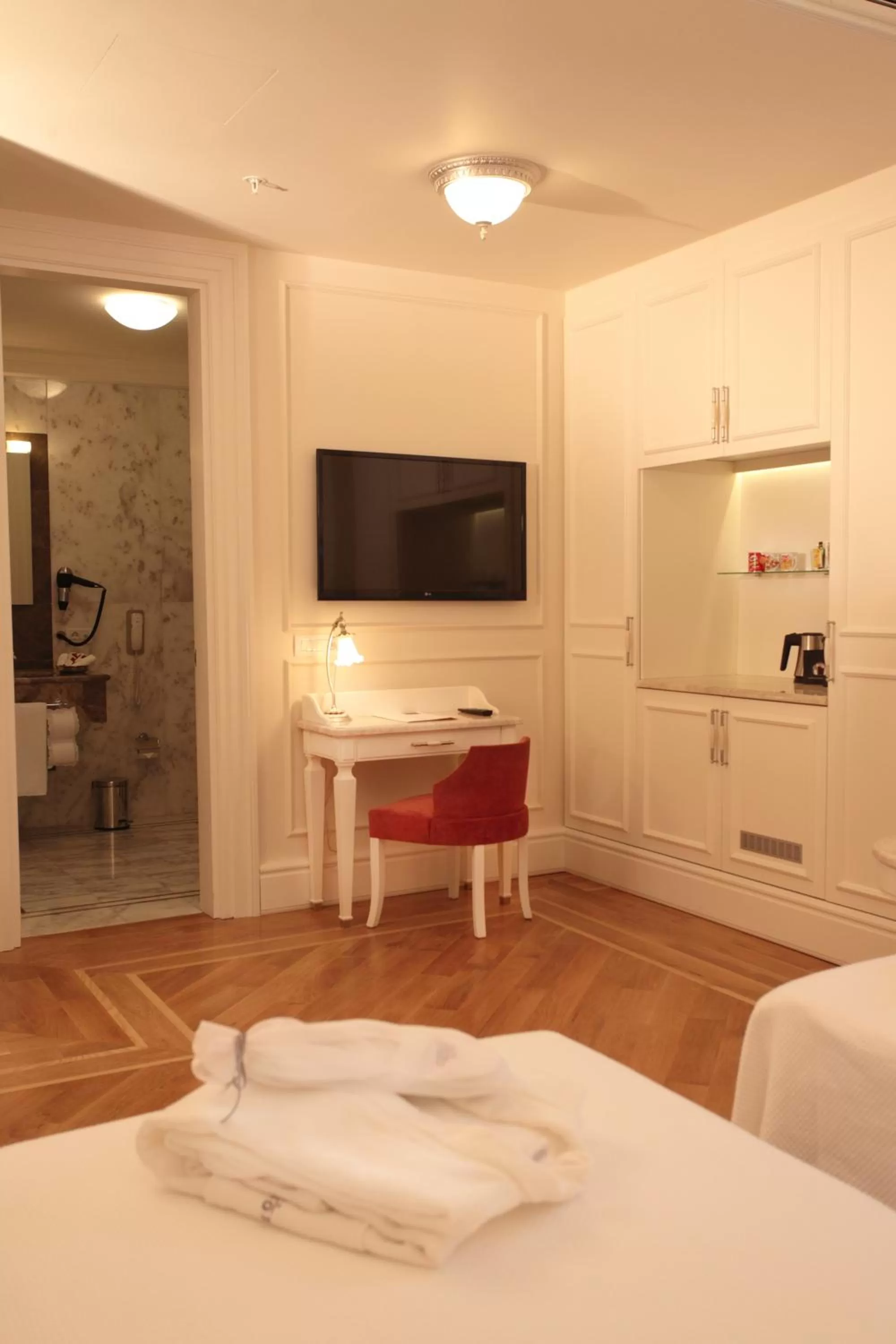 TV and multimedia, Bed in Corinne Art & Boutique Hotel