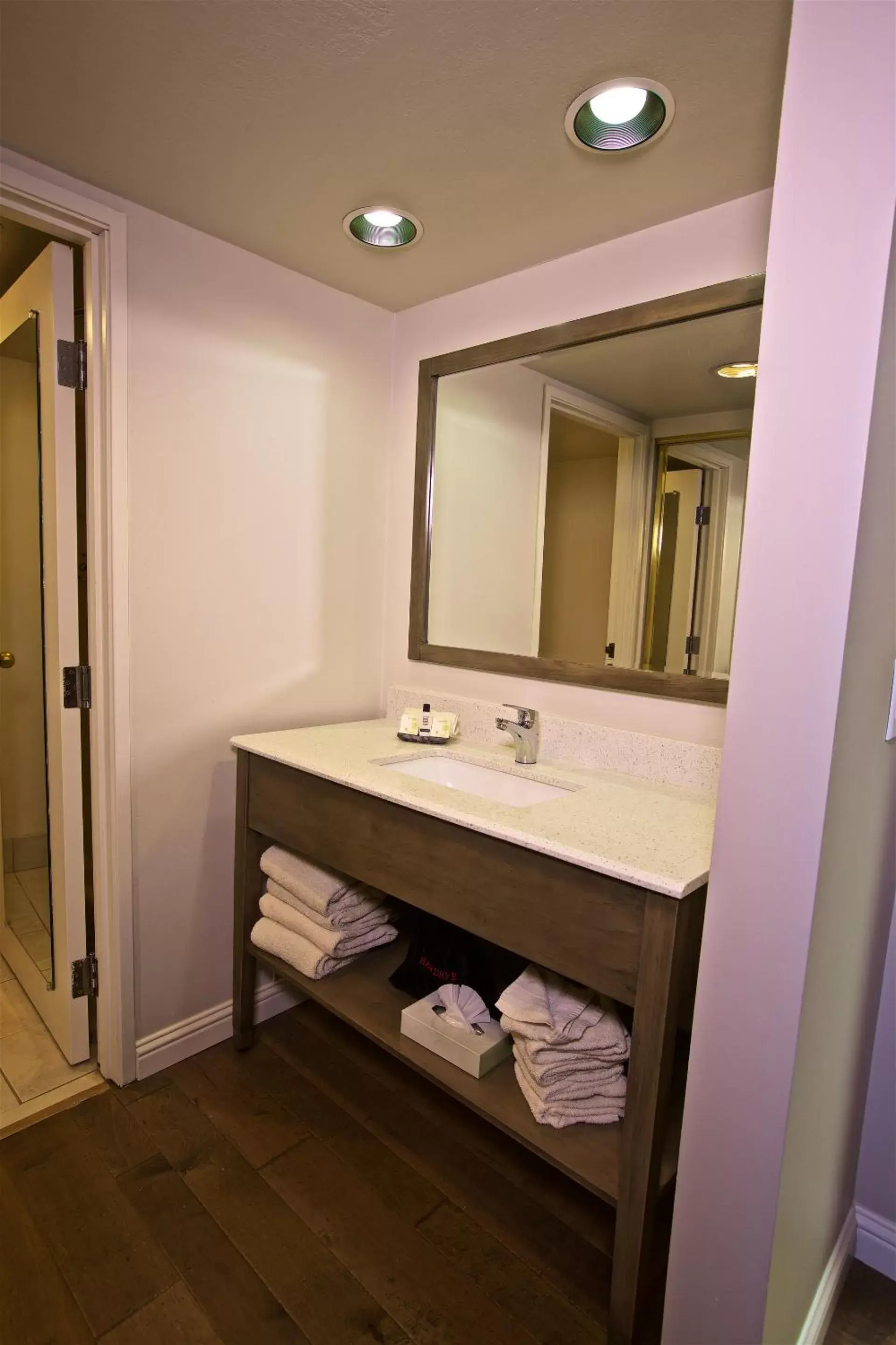 Bathroom in 456 Embarcadero Inn & Suites