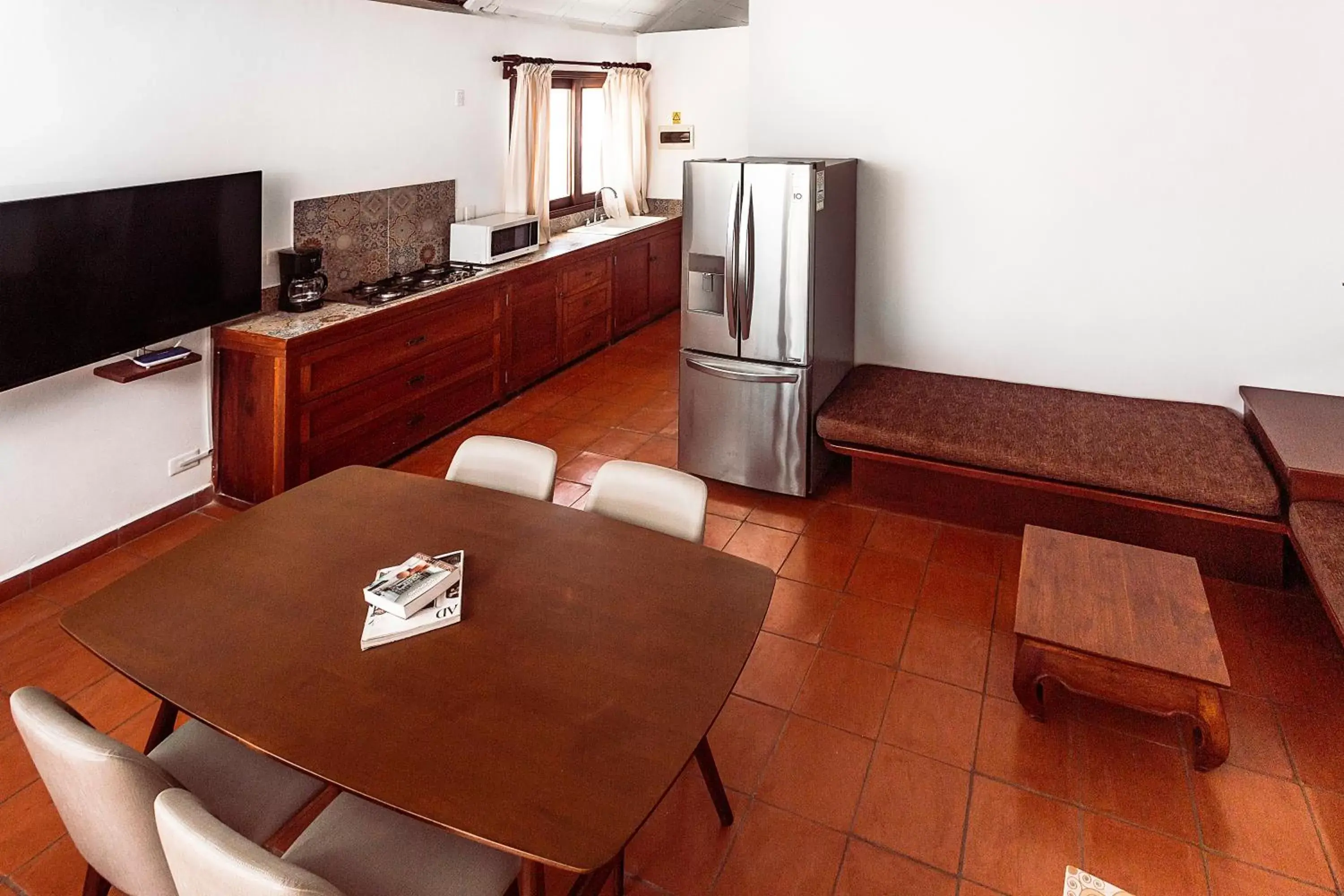 Kitchen or kitchenette, TV/Entertainment Center in Fabiola Condo Hotel