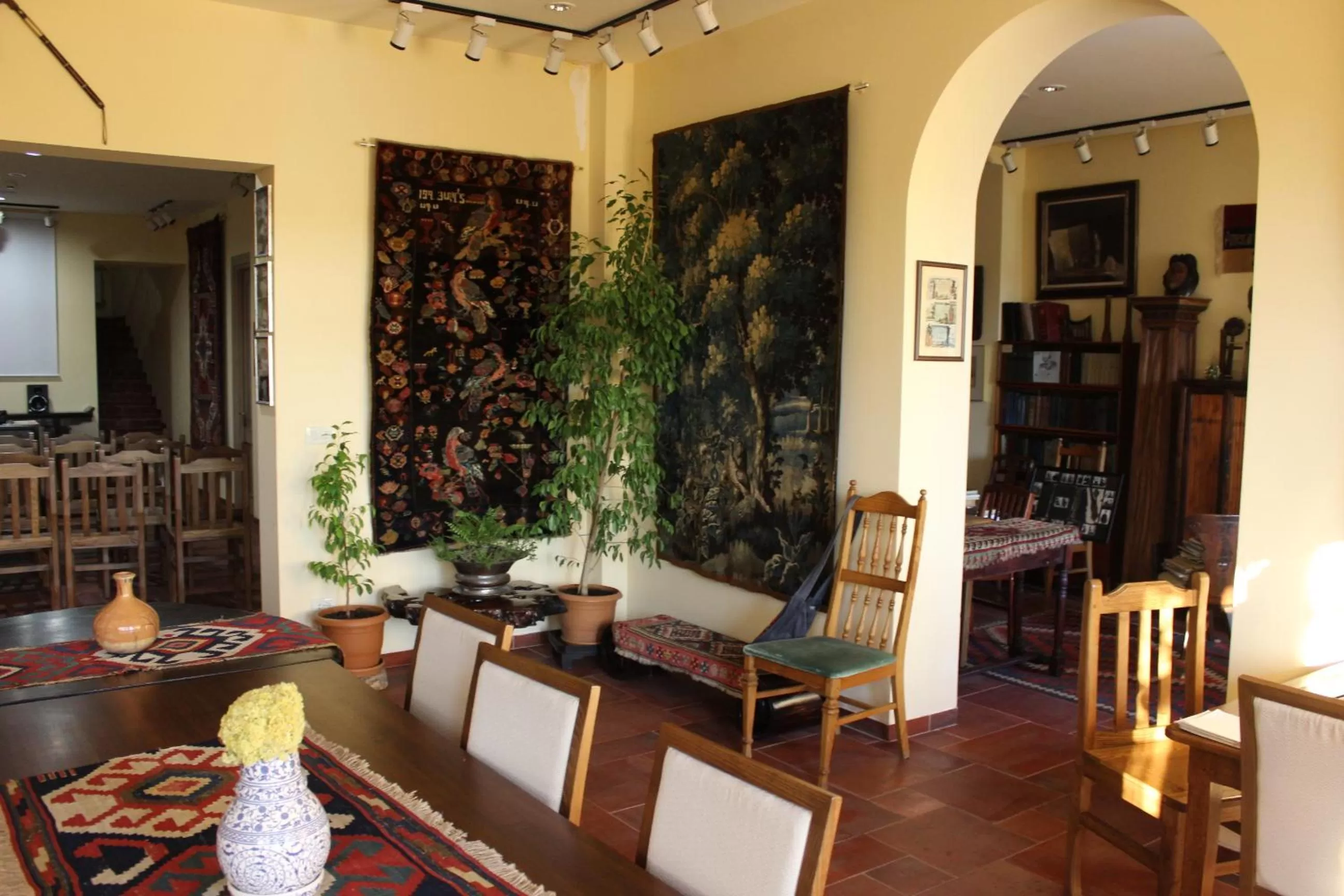 Restaurant/places to eat in Silk Road Hotel