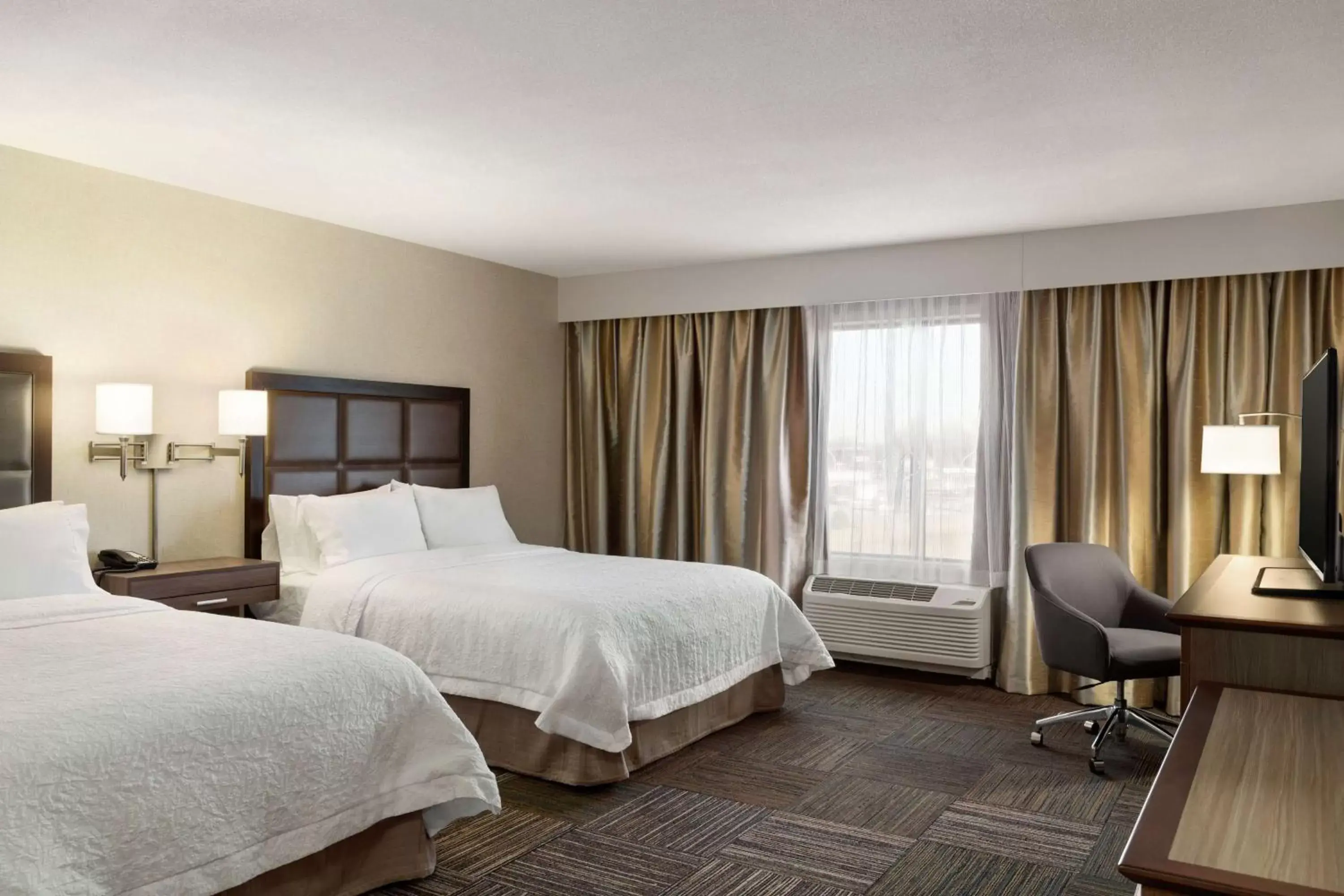 Bedroom, Bed in Hampton Inn & Suites Minooka