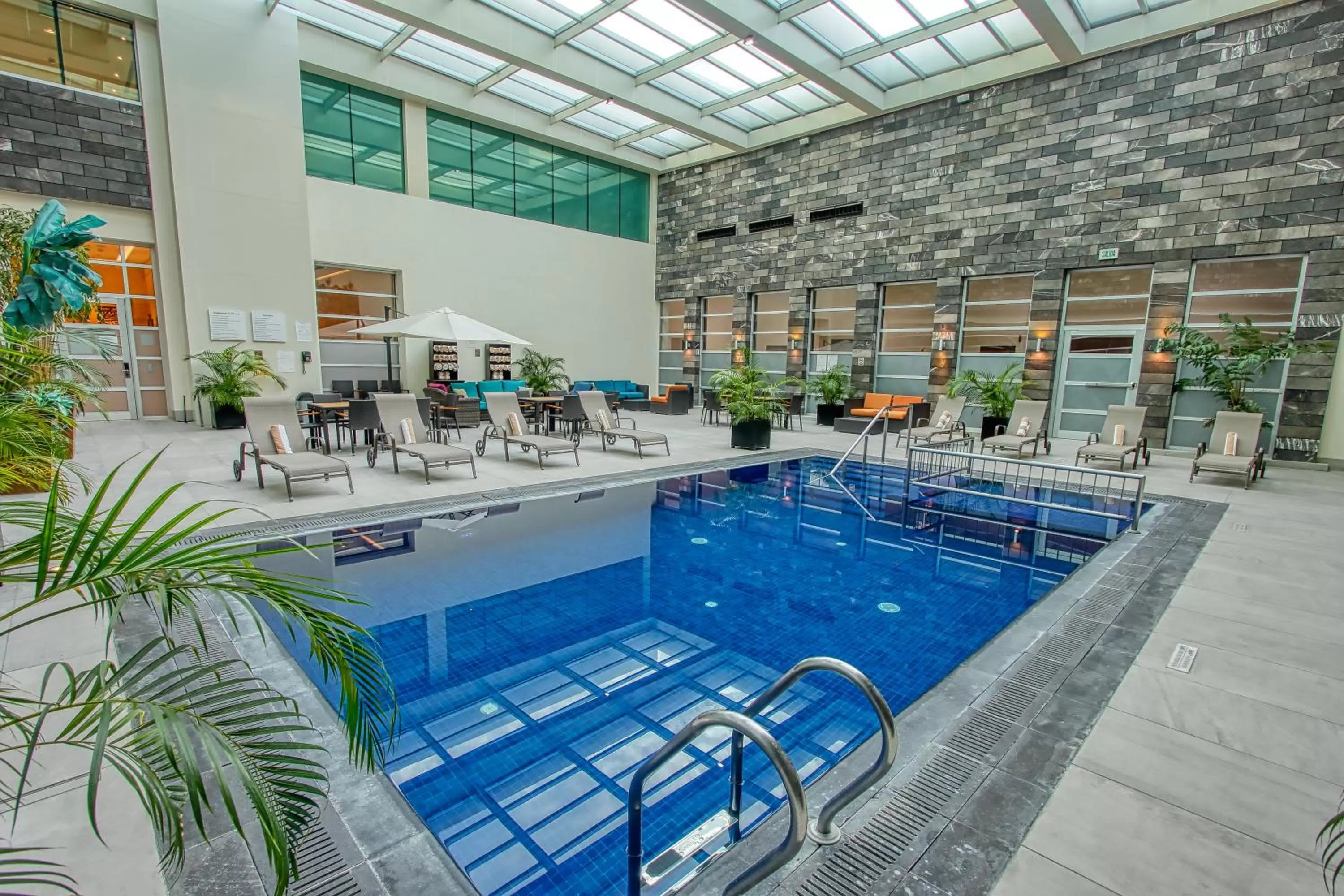 Swimming pool in Holiday Inn & Suites Plaza Mayor by IHG